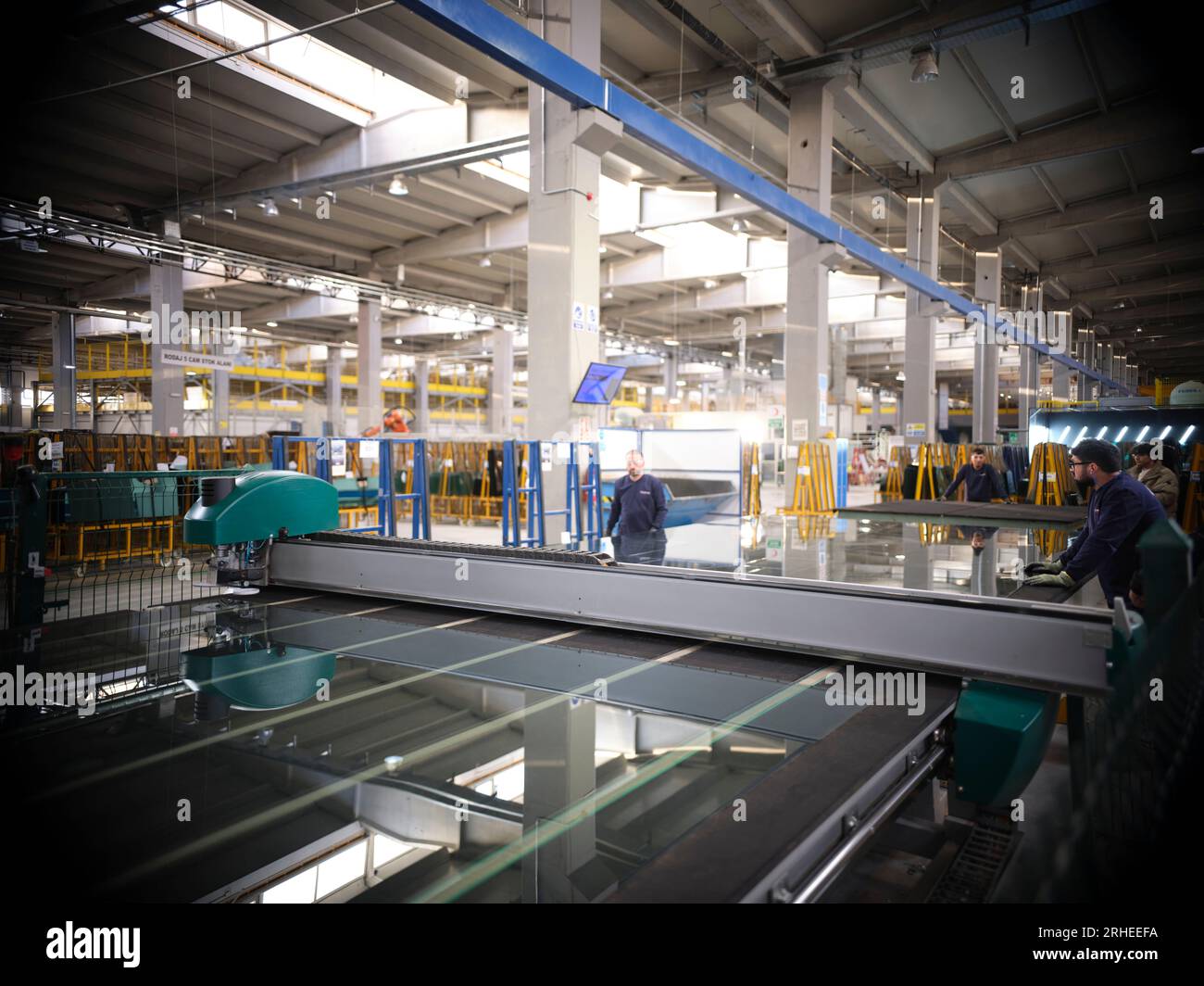 pannello in vetro isolato. Fabbrica di parabrezza per la produzione di finestrini e parabrezza per auto. Lavoratore manuale che assembla finestre in PVC e finestrini per auto. Foto Stock