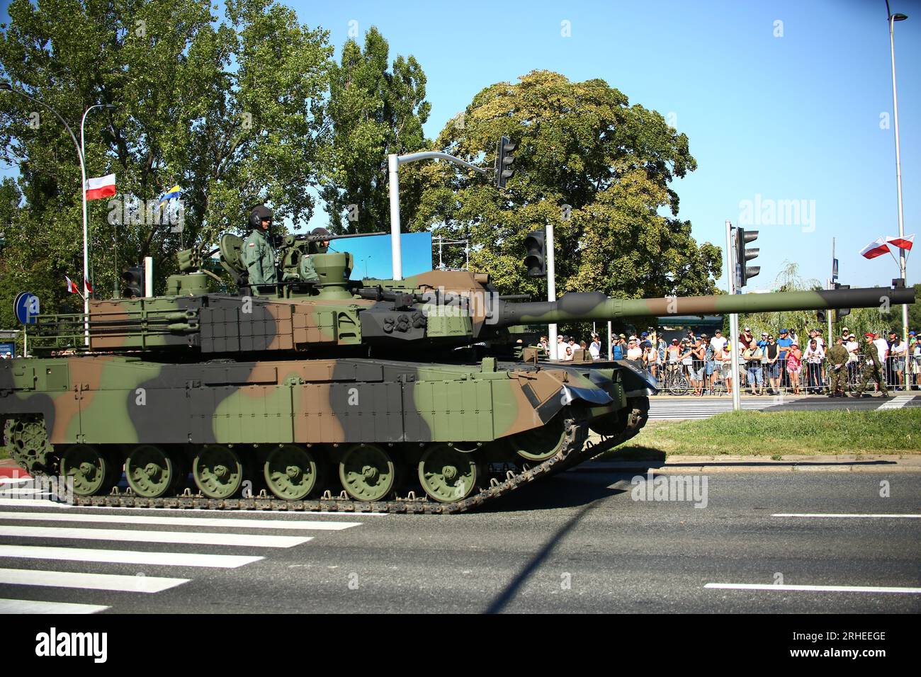 Varsavia, Polonia. 15 agosto 2023. Parata militare tenutasi il giorno di celebrazione dell'esercito polacco. Recenti macchinari militari, carri armati e aerei da guerra esposti. il presidente polacco Duda guida la cerimonia. (Foto di Jakob Ratz/Pacific Press) credito: Pacific Press Media Production Corp./Alamy Live News Foto Stock