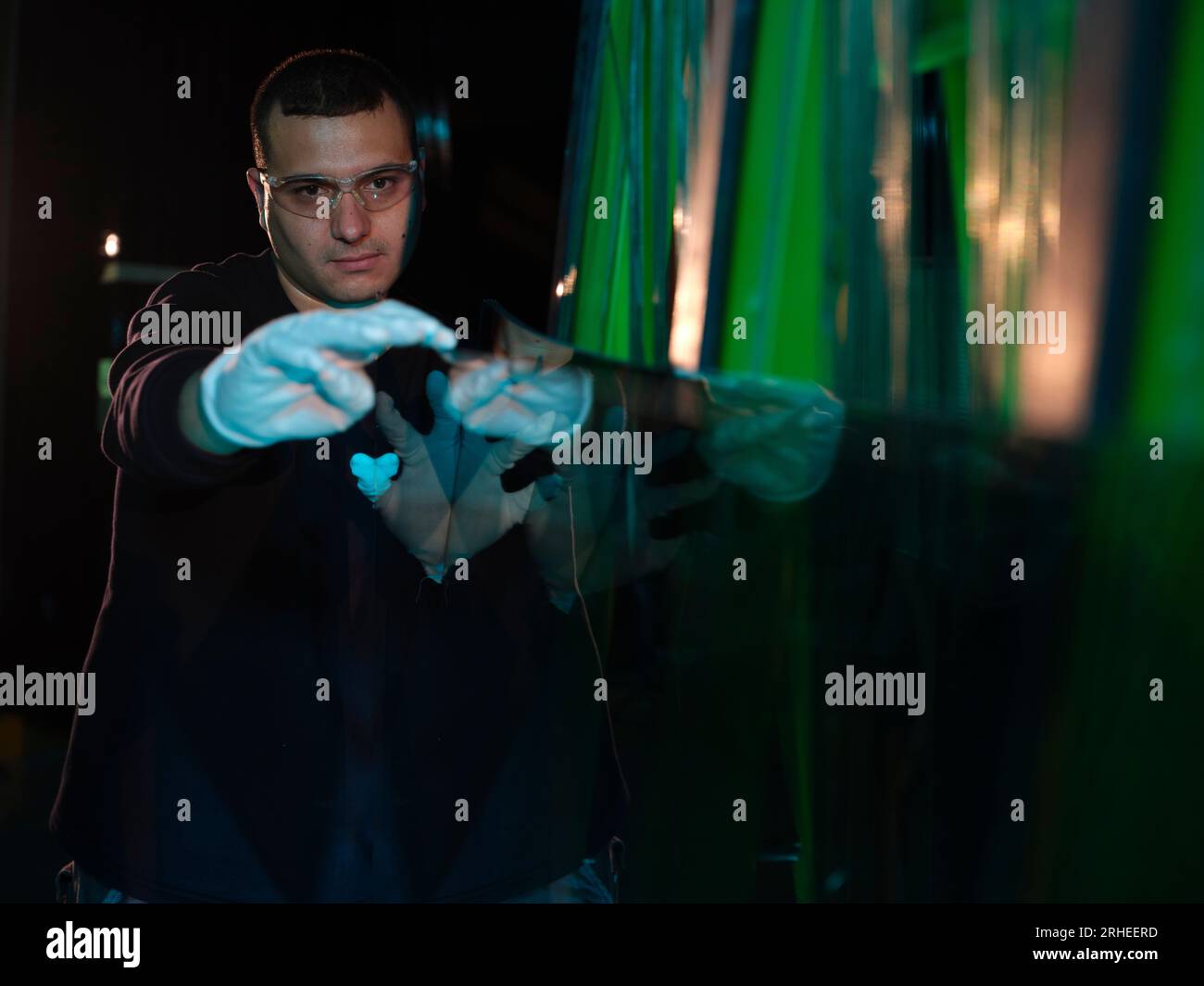 linea di produzione di una fabbrica di parabrezza per auto. fabbrica di parabrezza per auto. vetro per auto sulla linea di produzione in una fabbrica di vetro Foto Stock