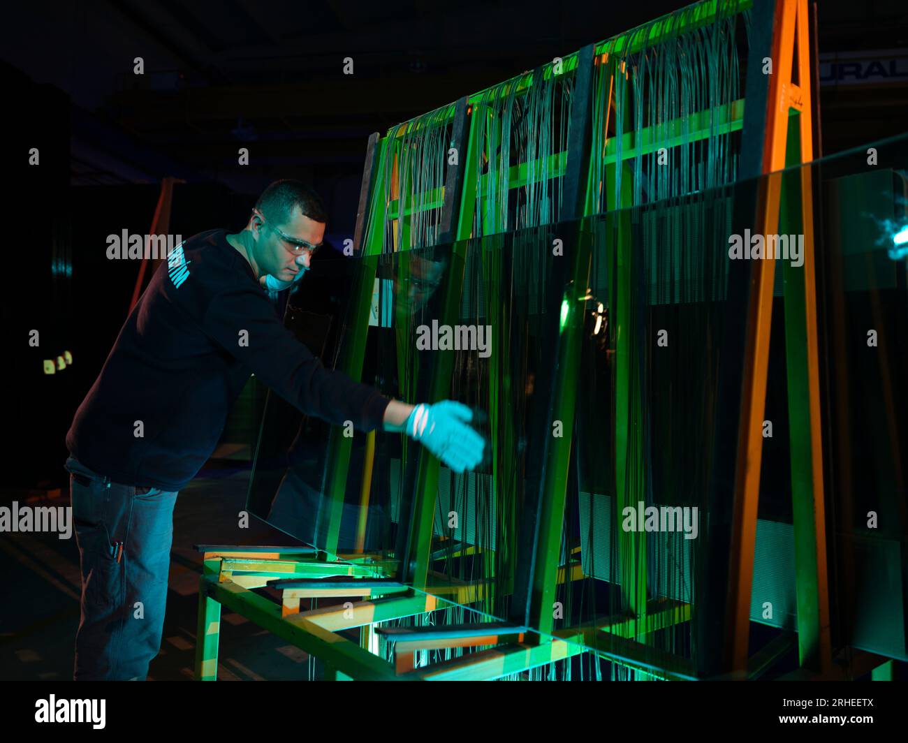 linea di produzione di una fabbrica di parabrezza per auto. fabbrica di parabrezza per auto. vetro per auto sulla linea di produzione in una fabbrica di vetro Foto Stock