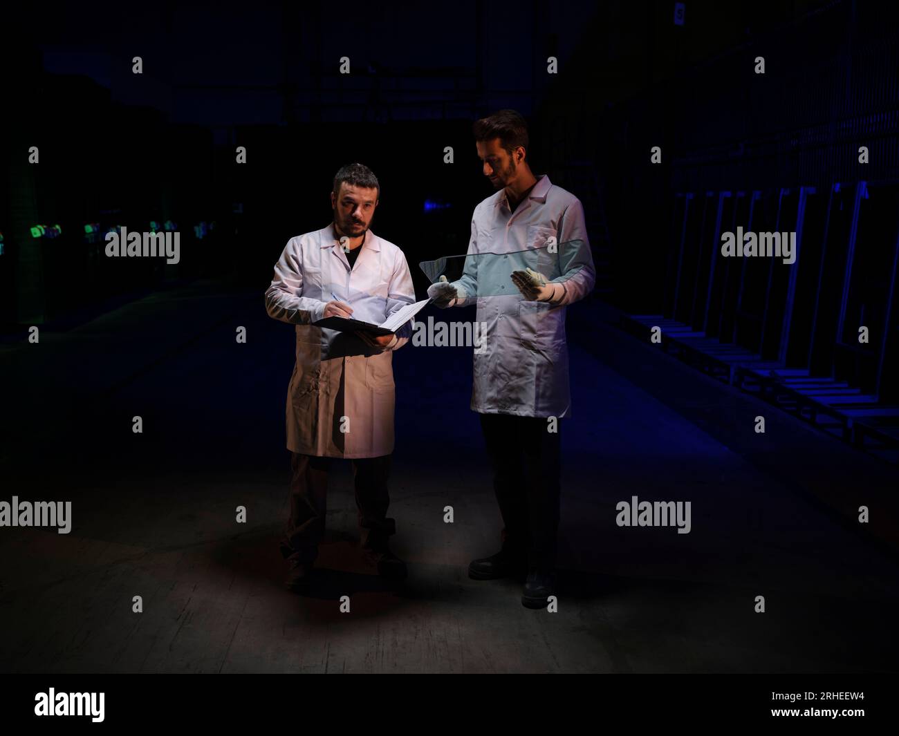 linea di produzione di una fabbrica di parabrezza per auto. fabbrica di parabrezza per auto. vetro per auto sulla linea di produzione in una fabbrica di vetro Foto Stock