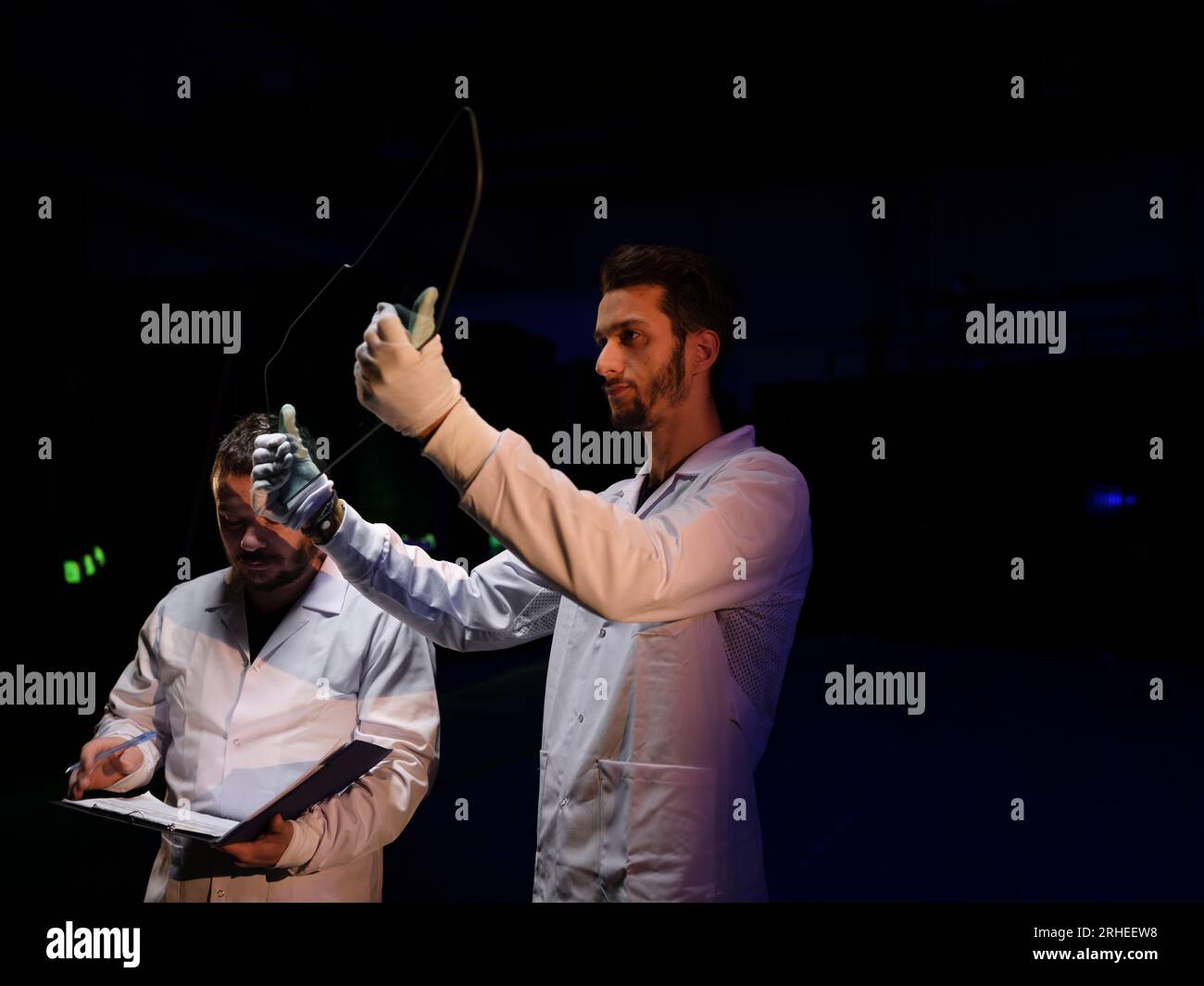 linea di produzione di una fabbrica di parabrezza per auto. fabbrica di parabrezza per auto. vetro per auto sulla linea di produzione in una fabbrica di vetro Foto Stock