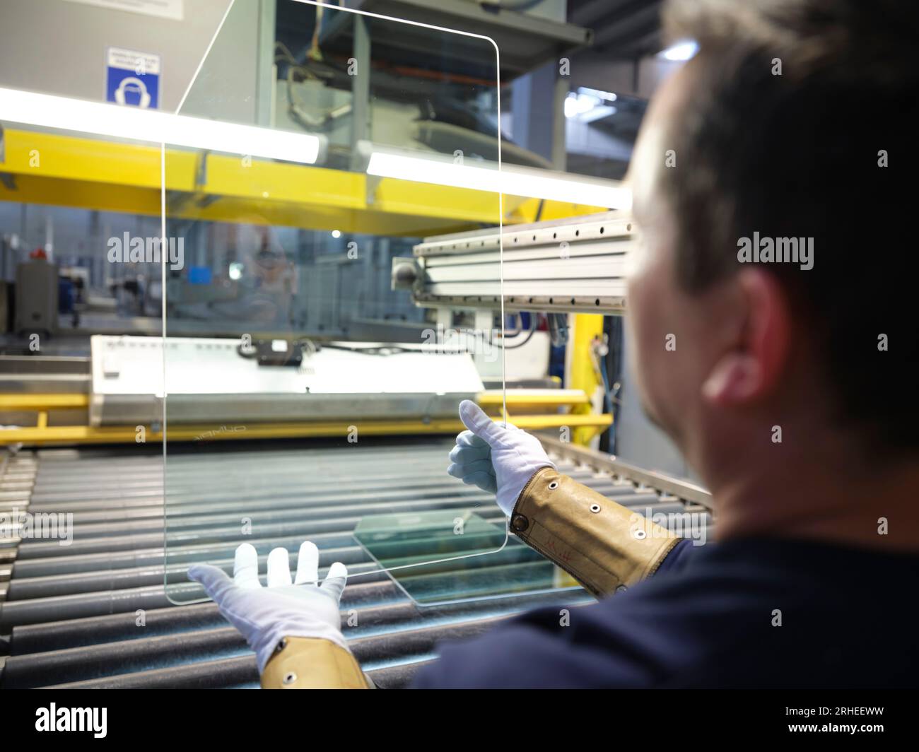 linea di produzione di una fabbrica di parabrezza per auto. fabbrica di parabrezza per auto. vetro per auto sulla linea di produzione in una fabbrica di vetro Foto Stock