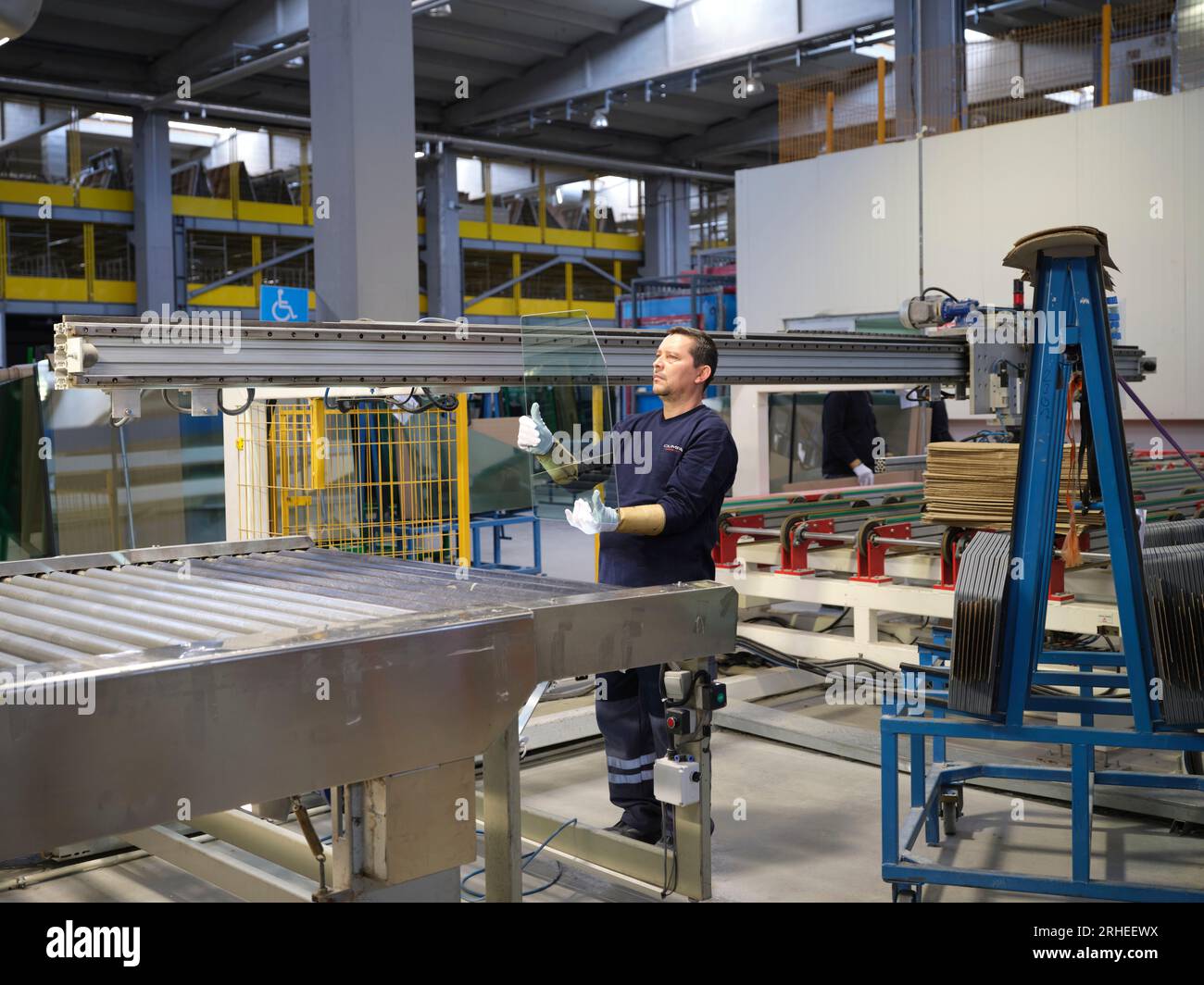 linea di produzione di una fabbrica di parabrezza per auto. fabbrica di parabrezza per auto. vetro per auto sulla linea di produzione in una fabbrica di vetro Foto Stock