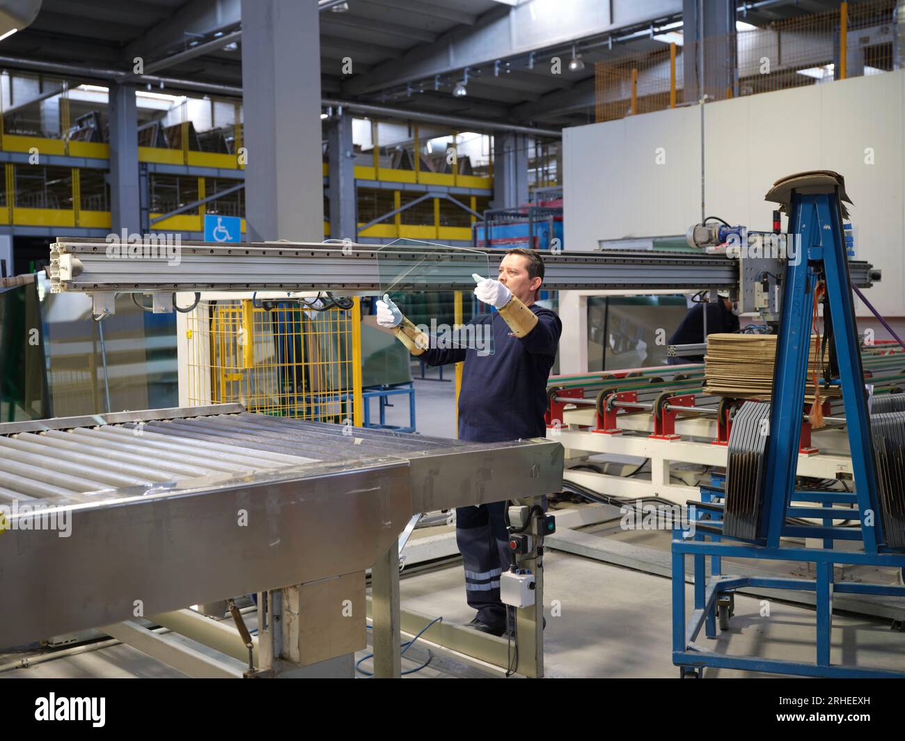linea di produzione di una fabbrica di parabrezza per auto. fabbrica di parabrezza per auto. vetro per auto sulla linea di produzione in una fabbrica di vetro Foto Stock