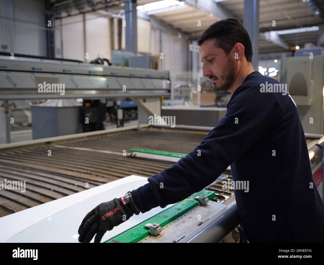 linea di produzione di una fabbrica di parabrezza per auto. fabbrica di parabrezza per auto. vetro per auto sulla linea di produzione in una fabbrica di vetro Foto Stock