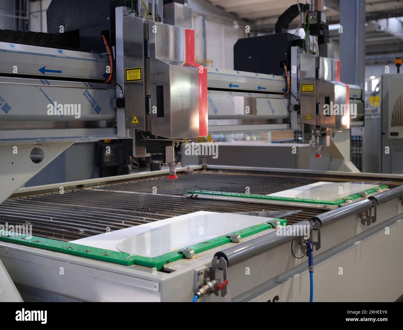 linea di produzione di una fabbrica di parabrezza per auto. fabbrica di parabrezza per auto. vetro per auto sulla linea di produzione in una fabbrica di vetro Foto Stock