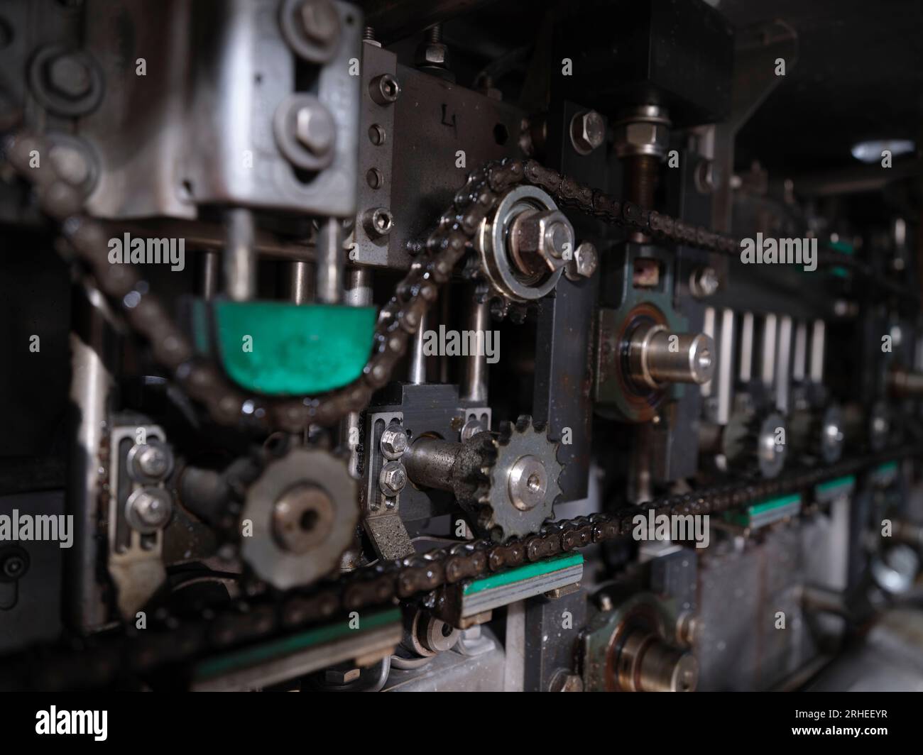 linea di produzione di una fabbrica di parabrezza per auto. fabbrica di parabrezza per auto. vetro per auto sulla linea di produzione in una fabbrica di vetro Foto Stock