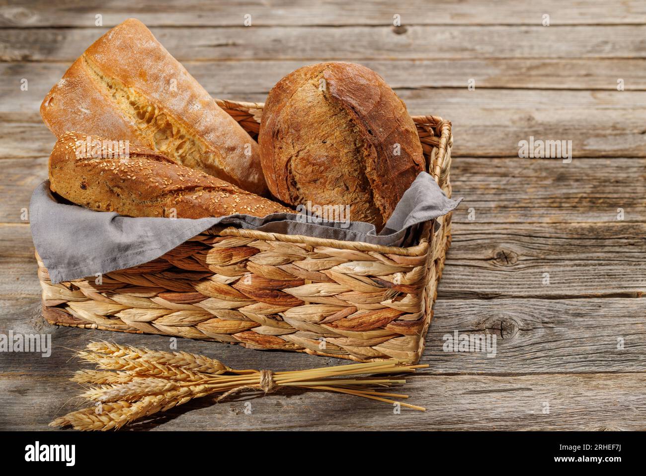 Varietà di pane assortite in un incantevole cestino, pronto per essere gustato Foto Stock
