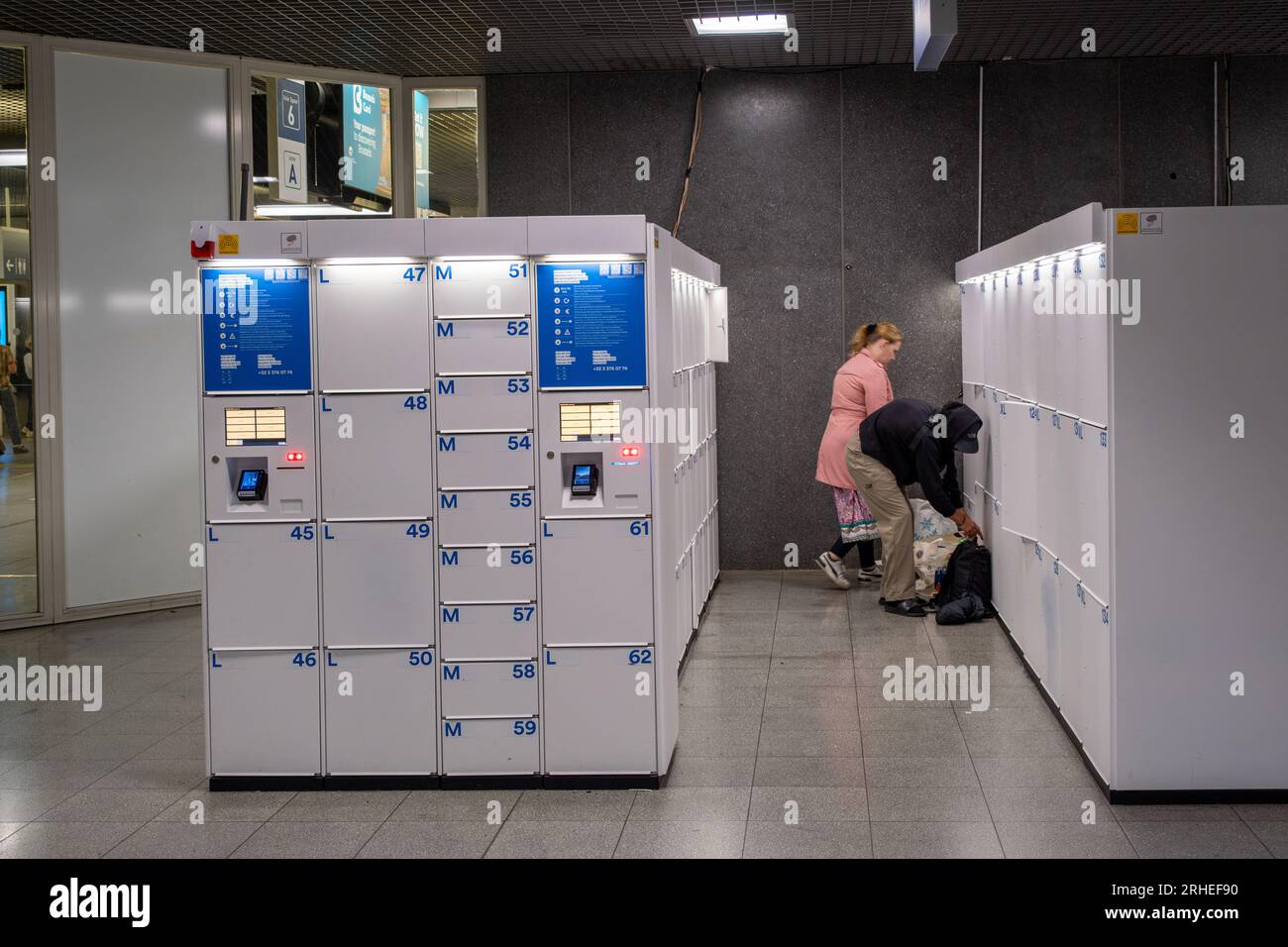 Bruxelles, Belgio - 10 settembre 2022: Deposito bagagli presso la stazione ferroviaria di Bruxelles Midi Foto Stock