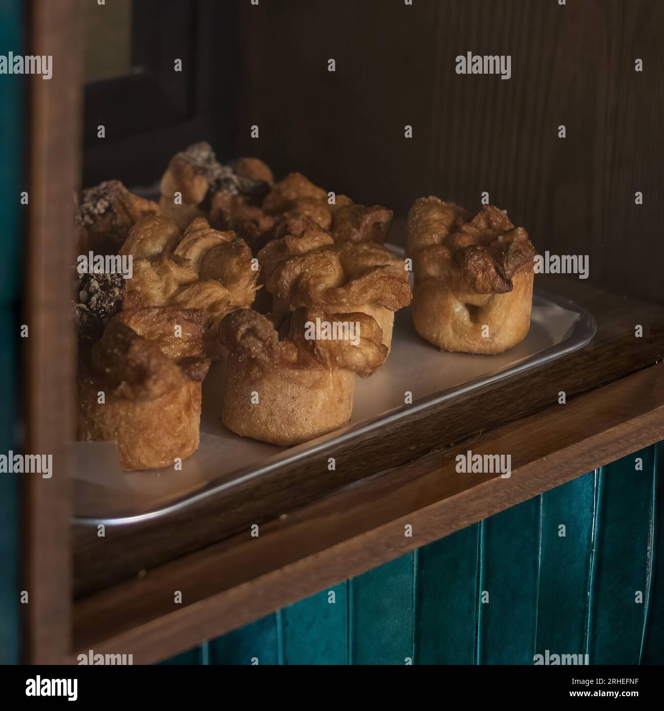 panetteria con pane dolce esposto nella finestra per portarne uno, su mobili in legno, pane dolce Foto Stock