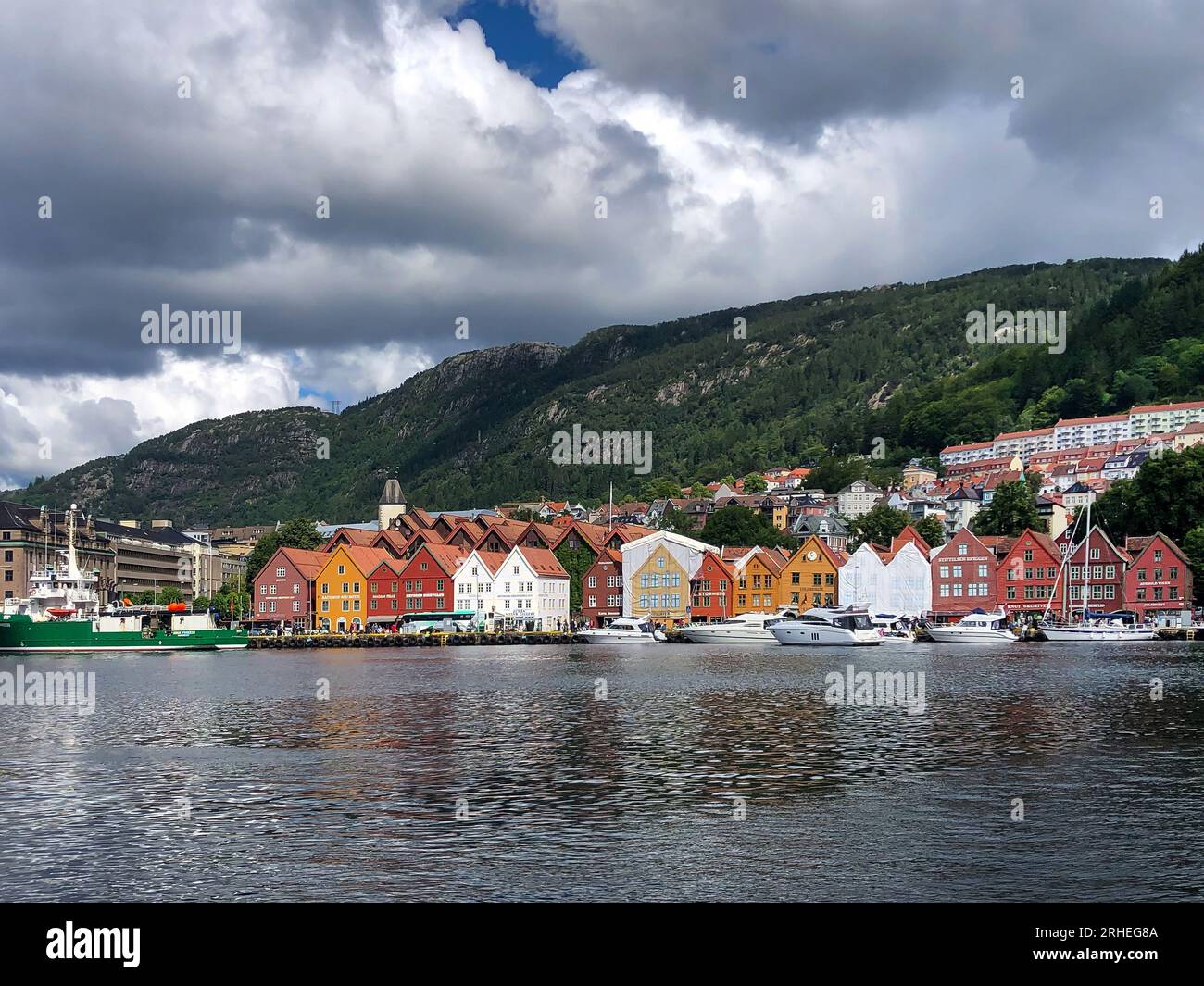 Bergen, Hordaland, Norvegia - tradizionali case in legno colorate nel quartiere del porto di Bryggen. Foto Stock