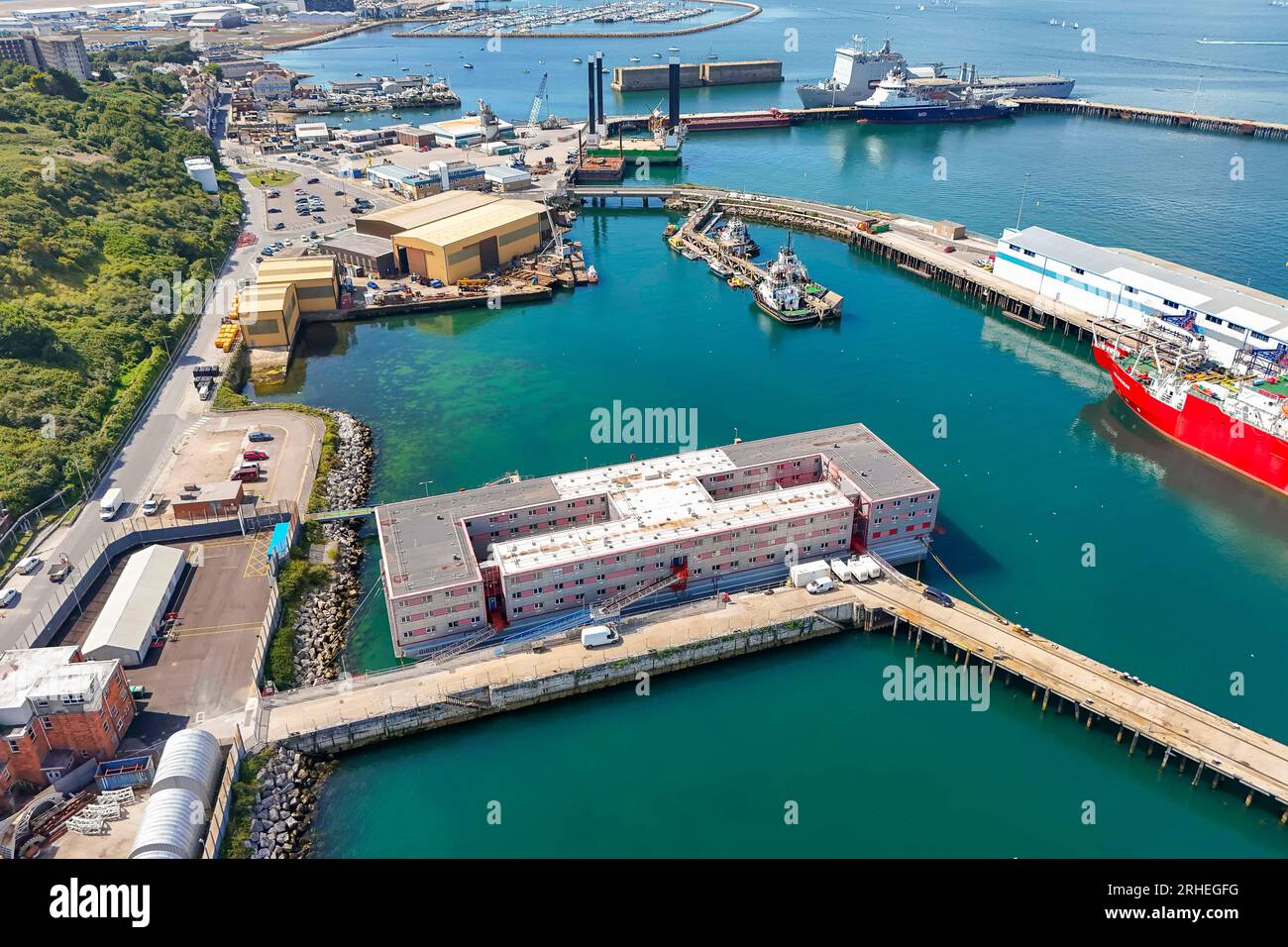 Portland, Dorset, Regno Unito. 16 agosto 2023. Vista generale dall'aria della chiatta Bibby Stoccolma richiedenti asilo al porto di Portland vicino a Weymouth nel Dorset, evacuata la settimana scorsa dopo la scoperta di batteri della Legionella. La chiatta rimane libera mentre gli specialisti puliscono il sistema idrico per rimuovere i batteri nocivi che possono causare la malattia dei Legionari potenzialmente fatale. Foto: Graham Hunt/Alamy Live News Foto Stock