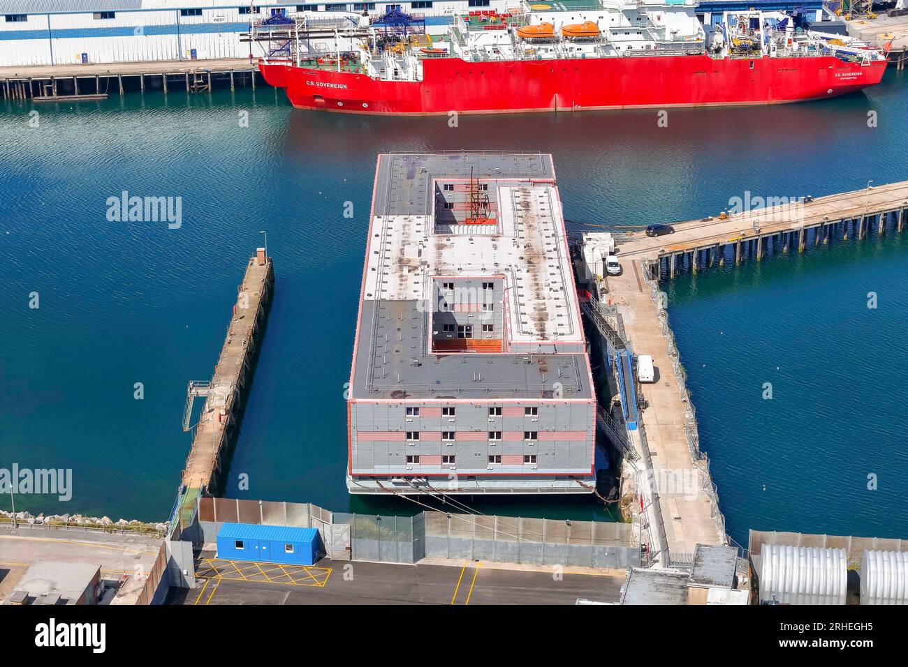 Portland, Dorset, Regno Unito. 16 agosto 2023. Vista generale dall'aria della chiatta Bibby Stoccolma richiedenti asilo al porto di Portland vicino a Weymouth nel Dorset, evacuata la settimana scorsa dopo la scoperta di batteri della Legionella. La chiatta rimane libera mentre gli specialisti puliscono il sistema idrico per rimuovere i batteri nocivi che possono causare la malattia dei Legionari potenzialmente fatale. Foto: Graham Hunt/Alamy Live News Foto Stock