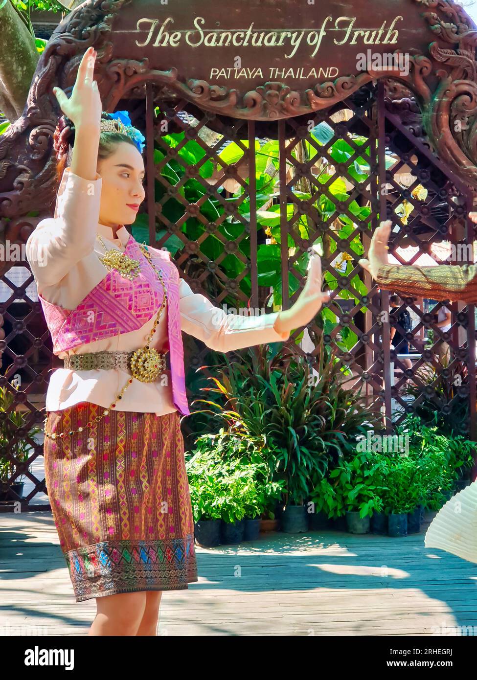 27 dicembre 2018, Pattaya, Thailandia - spettacolo di danza tradizionale tailandese con ballerina femminile al Pattaya Sanctuary of Truth Foto Stock