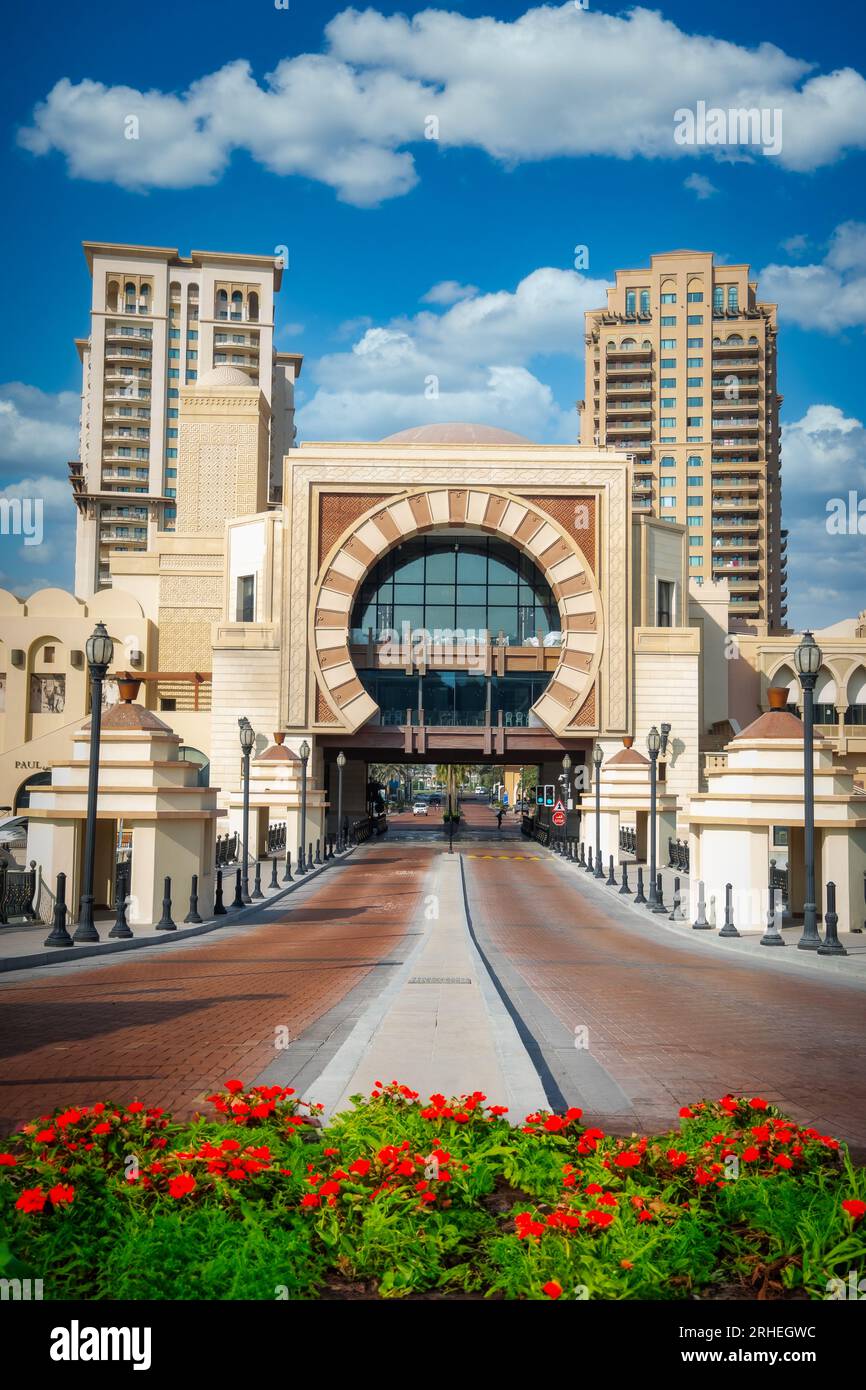 Perla di tranquillità: Le acque calme e fresche dello squisito paesaggio urbano di Pearl Qatar riflettono la bellezza della città, creando un'oasi serena. Foto Stock