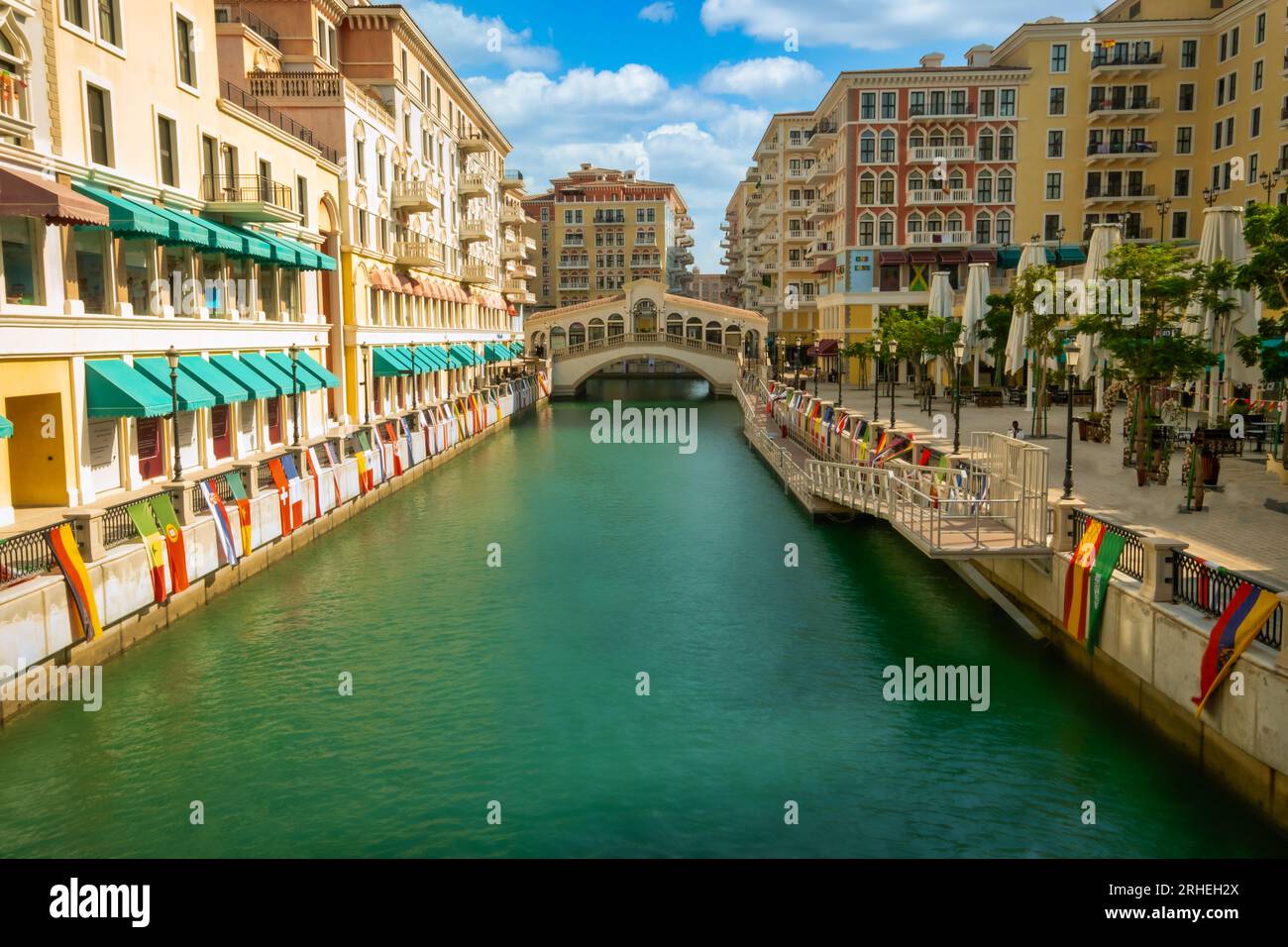 Perla di tranquillità: Le acque calme e fresche dello squisito paesaggio urbano di Pearl Qatar riflettono la bellezza della città, creando un'oasi serena. Foto Stock