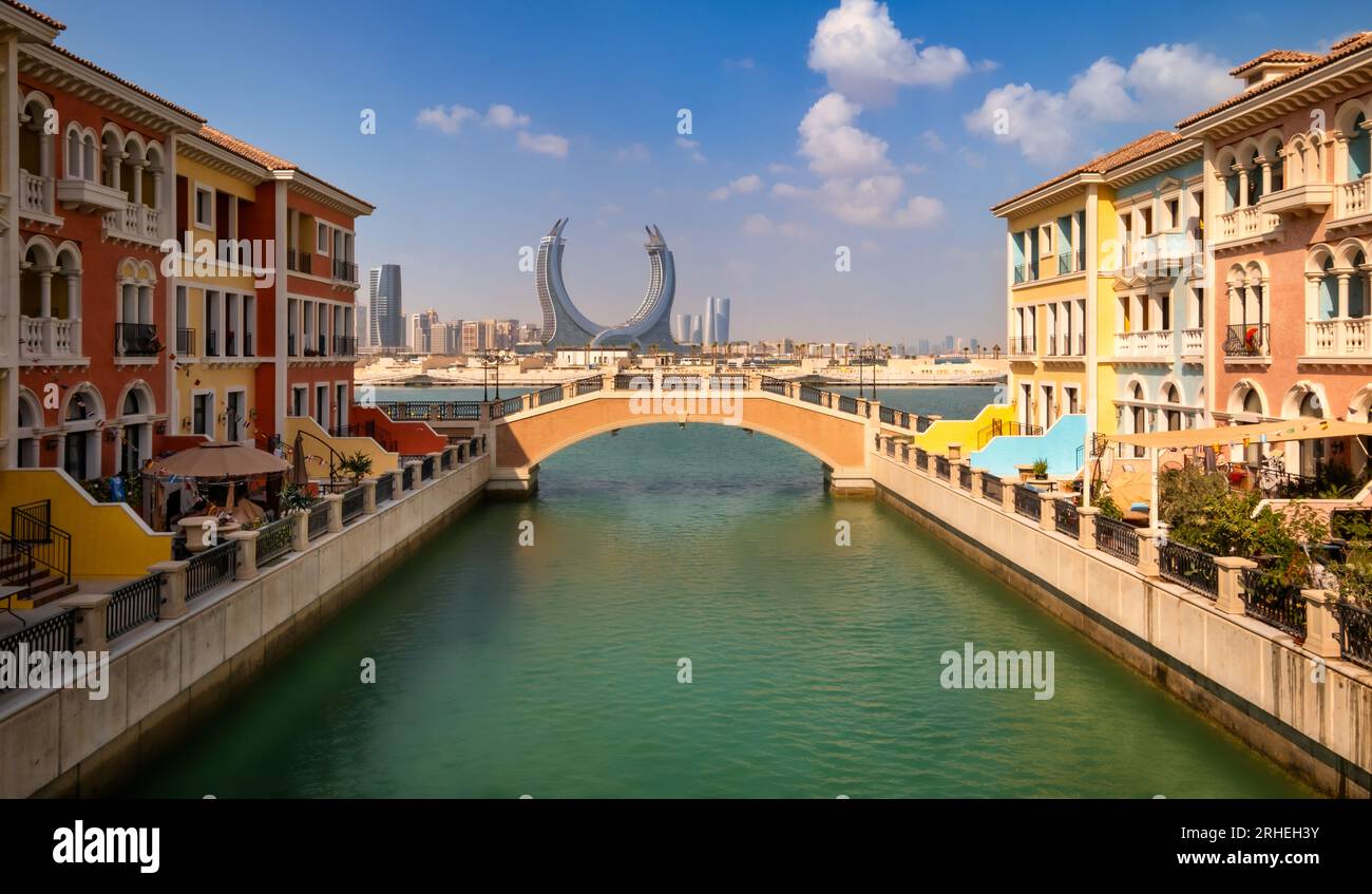 Perla di tranquillità: Le acque calme e fresche dello squisito paesaggio urbano di Pearl Qatar riflettono la bellezza della città, creando un'oasi serena. Foto Stock
