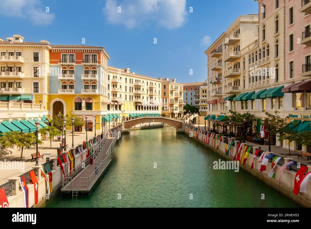Perla di tranquillità: Le acque calme e fresche dello squisito paesaggio urbano di Pearl Qatar riflettono la bellezza della città, creando un'oasi serena. Foto Stock