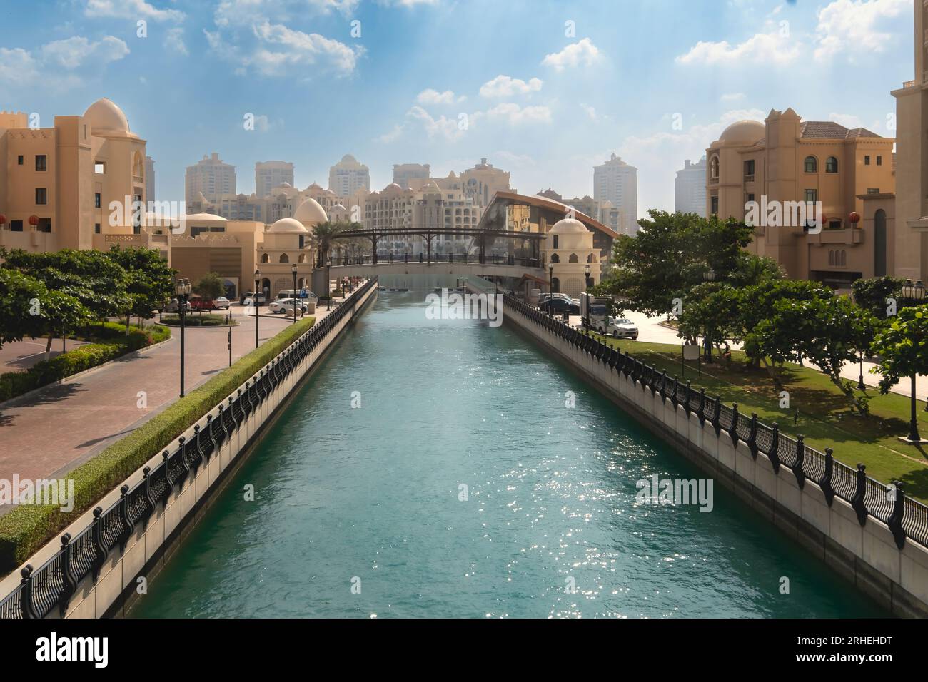 Perla di tranquillità: Le acque calme e fresche dello squisito paesaggio urbano di Pearl Qatar riflettono la bellezza della città, creando un'oasi serena. Foto Stock
