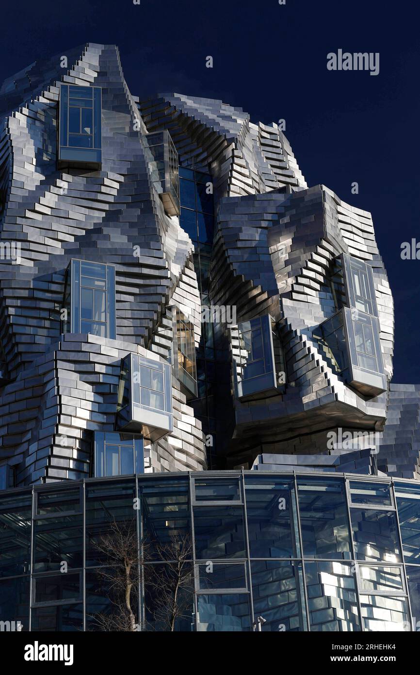 Arles, Frankreich , Normandie, 04.01.2023, Das Gebäude des Kulturkomplex der Luma-Stiftung in Arles Frankreich wurde von dem amerikanischen /kanadischen Stararchitekten Frank Gehry entworfen. Foto: Norbert Schmidt, Düsseldorf Foto Stock