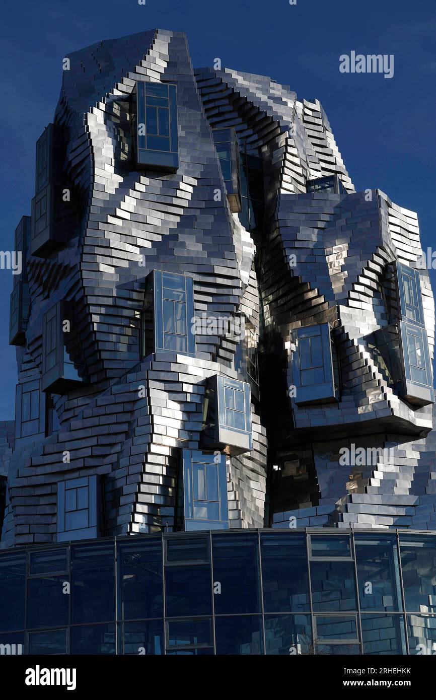 Arles, Frankreich , Normandie, 04.01.2023, Das Gebäude des Kulturkomplex der Luma-Stiftung in Arles Frankreich wurde von dem amerikanischen /kanadischen Stararchitekten Frank Gehry entworfen. Foto: Norbert Schmidt, Düsseldorf Foto Stock
