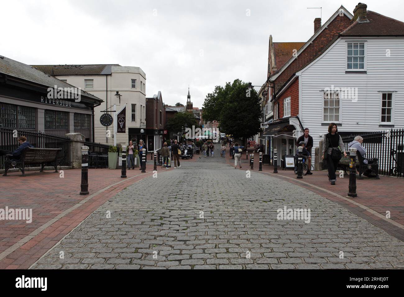 Vista dal centro della città sul ponte sul fiume, vista verso School Hill e il Riverside Shopping Centre sulla sinistra. Foto Stock