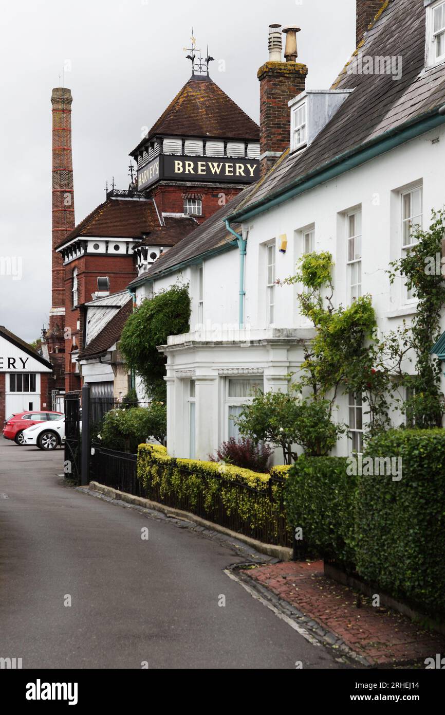 Importante datore di lavoro a Lewes, la John Harvey's Brewery si trova sulle rive del fiume Sussex Ouse e fornisce pub, hotel e bar locali nell'East Sussex. Foto Stock