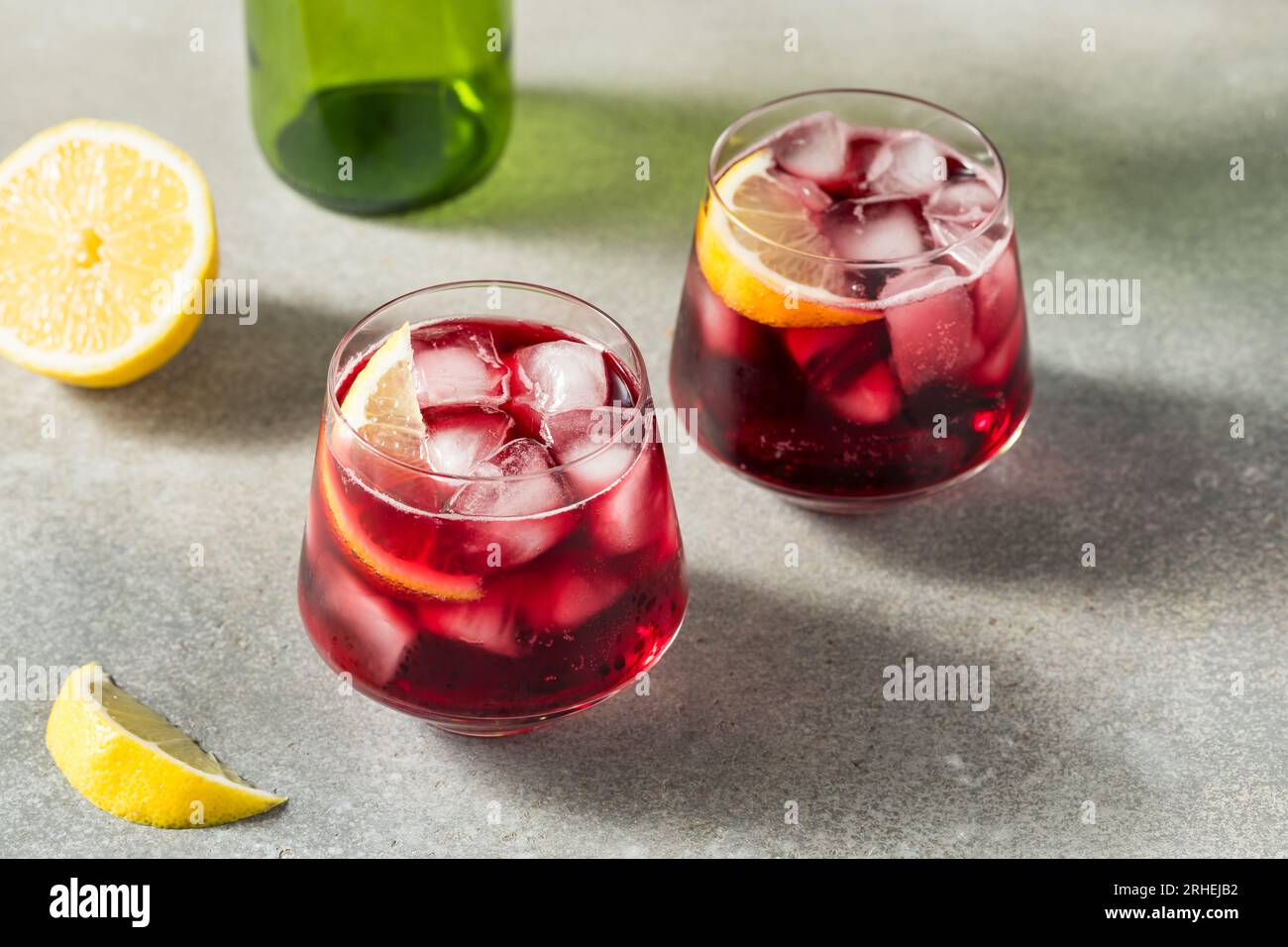 Vino frizzante freddo Tinto De Verano con limone Foto Stock
