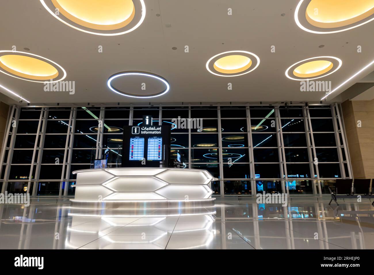 Interno dell'aeroporto del Bahrain. Banco informazioni Foto Stock