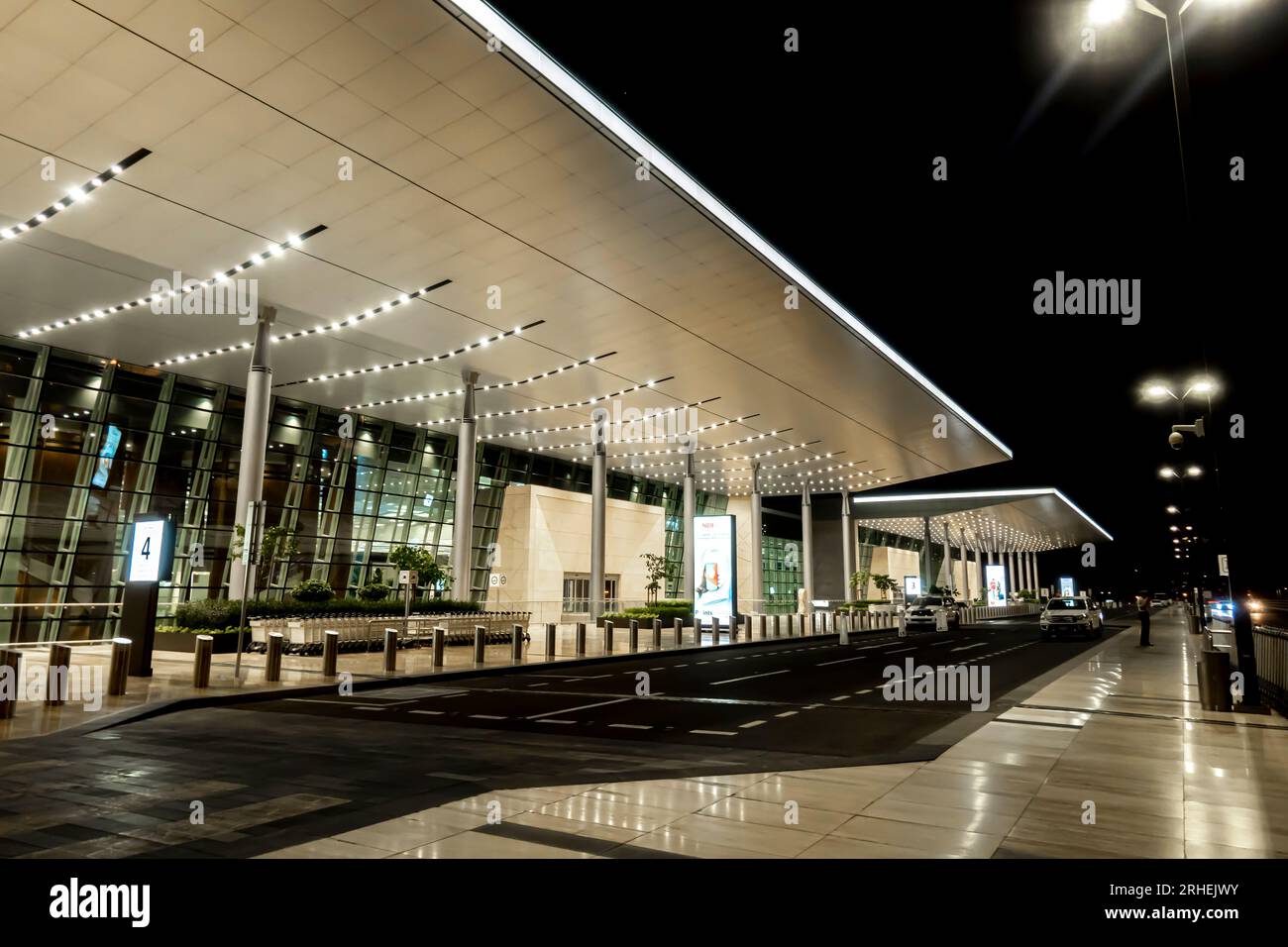 Vista notturna sull'esterno dell'edificio dell'aeroporto del Bahrain Foto Stock