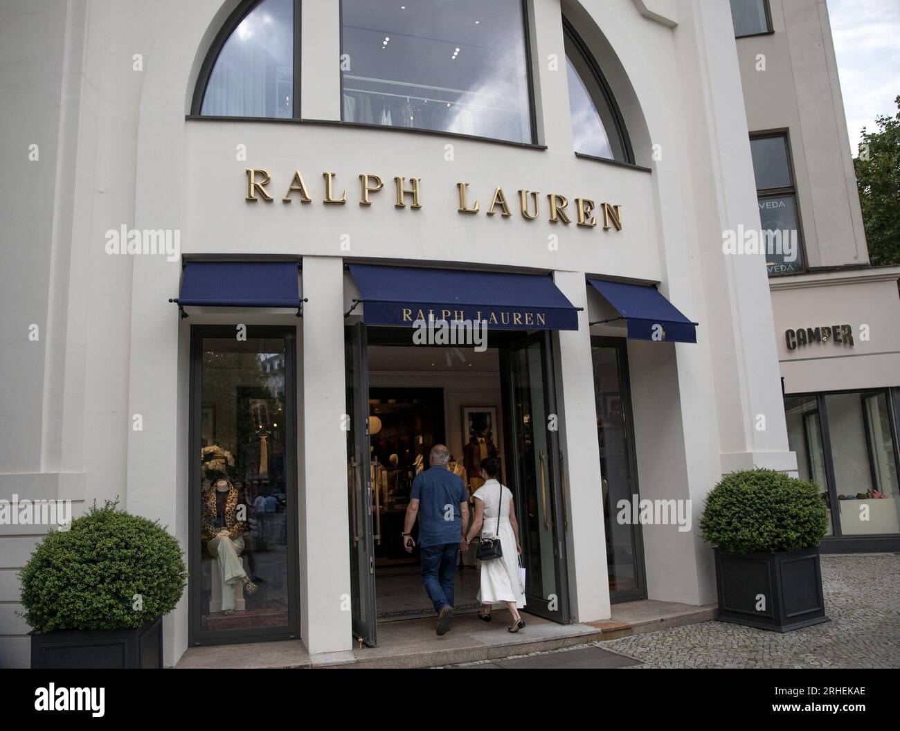 Berlino, Germania. 16 agosto 2023. Vetrina del negozio Ralph Lauren a Berlino, Germania, il 16 agosto 2023. I fili di Ralph Lauren si sono aggrovigliati nelle accuse di lavoro forzato: Gli investigatori canadesi stanno svelando le affermazioni secondo cui la catena di fornitura del marchio potrebbe essere intrecciata con fili di lavoro uiguro forzato nello Xinjiang cinese. (Foto di Michael Kuenne/PRESSCOV/Sipa USA) credito: SIPA USA/Alamy Live News Foto Stock