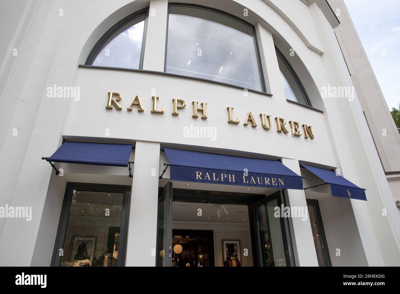 Berlino, Germania. 16 agosto 2023. Vetrina del negozio Ralph Lauren a Berlino, Germania, il 16 agosto 2023. I fili di Ralph Lauren si sono aggrovigliati nelle accuse di lavoro forzato: Gli investigatori canadesi stanno svelando le affermazioni secondo cui la catena di fornitura del marchio potrebbe essere intrecciata con fili di lavoro uiguro forzato nello Xinjiang cinese. (Foto di Michael Kuenne/PRESSCOV/Sipa USA) credito: SIPA USA/Alamy Live News Foto Stock