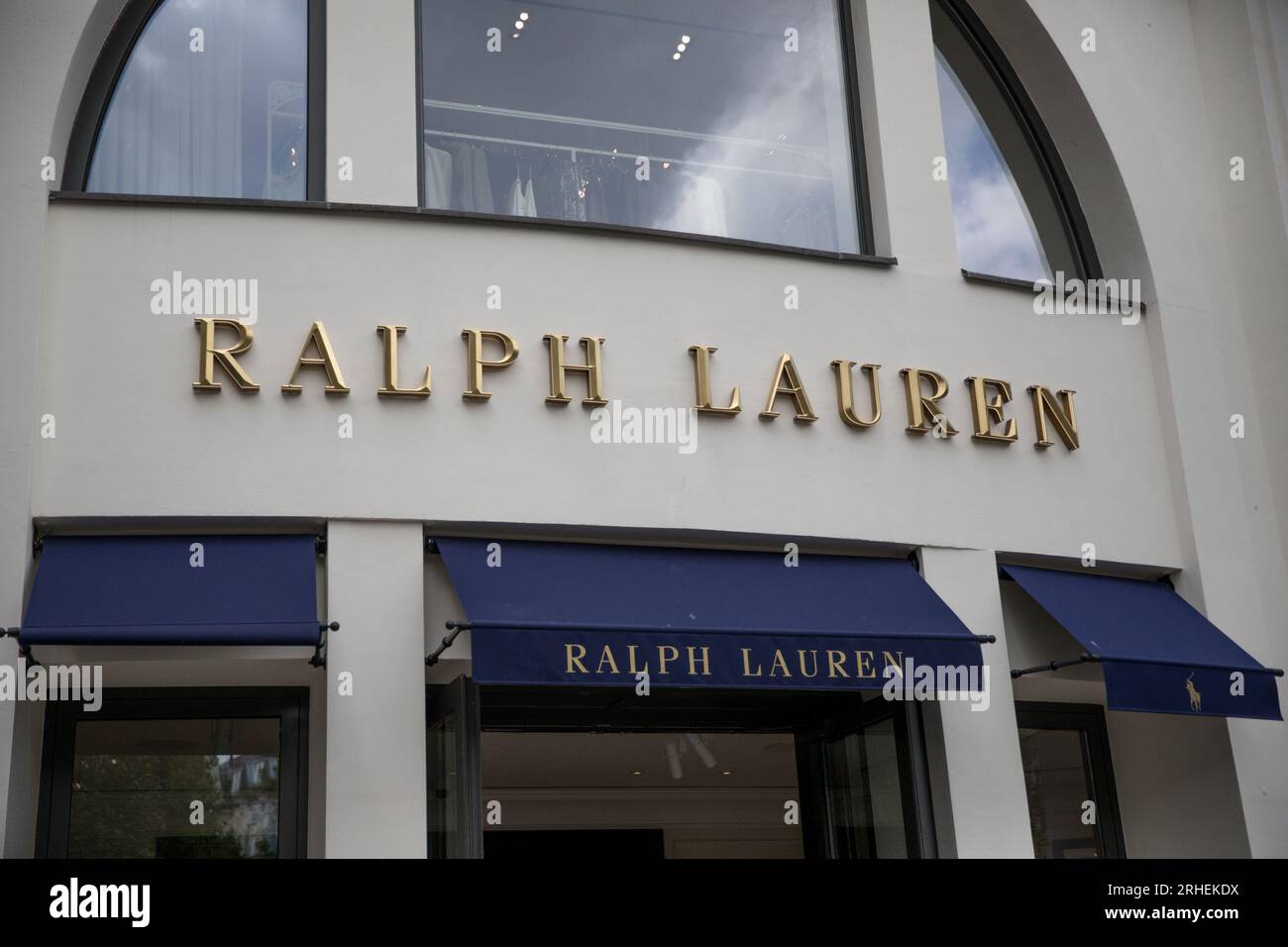 Berlino, Germania. 16 agosto 2023. Vetrina del negozio Ralph Lauren a Berlino, Germania, il 16 agosto 2023. I fili di Ralph Lauren si sono aggrovigliati nelle accuse di lavoro forzato: Gli investigatori canadesi stanno svelando le affermazioni secondo cui la catena di fornitura del marchio potrebbe essere intrecciata con fili di lavoro uiguro forzato nello Xinjiang cinese. (Foto di Michael Kuenne/PRESSCOV/Sipa USA) credito: SIPA USA/Alamy Live News Foto Stock
