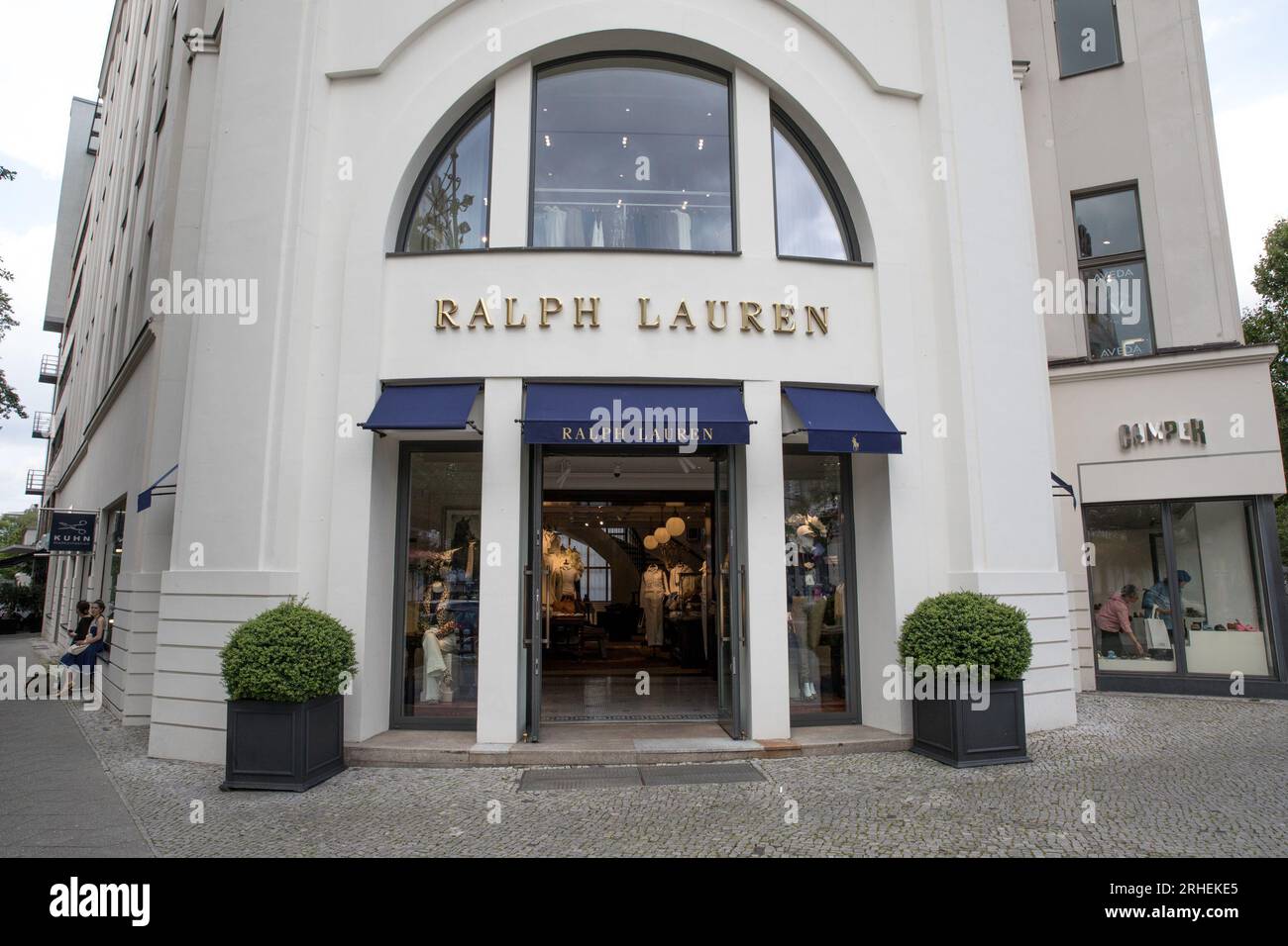 Berlino, Germania. 16 agosto 2023. Vetrina del negozio Ralph Lauren a Berlino, Germania, il 16 agosto 2023. I fili di Ralph Lauren si sono aggrovigliati nelle accuse di lavoro forzato: Gli investigatori canadesi stanno svelando le affermazioni secondo cui la catena di fornitura del marchio potrebbe essere intrecciata con fili di lavoro uiguro forzato nello Xinjiang cinese. (Foto di Michael Kuenne/PRESSCOV/Sipa USA) credito: SIPA USA/Alamy Live News Foto Stock