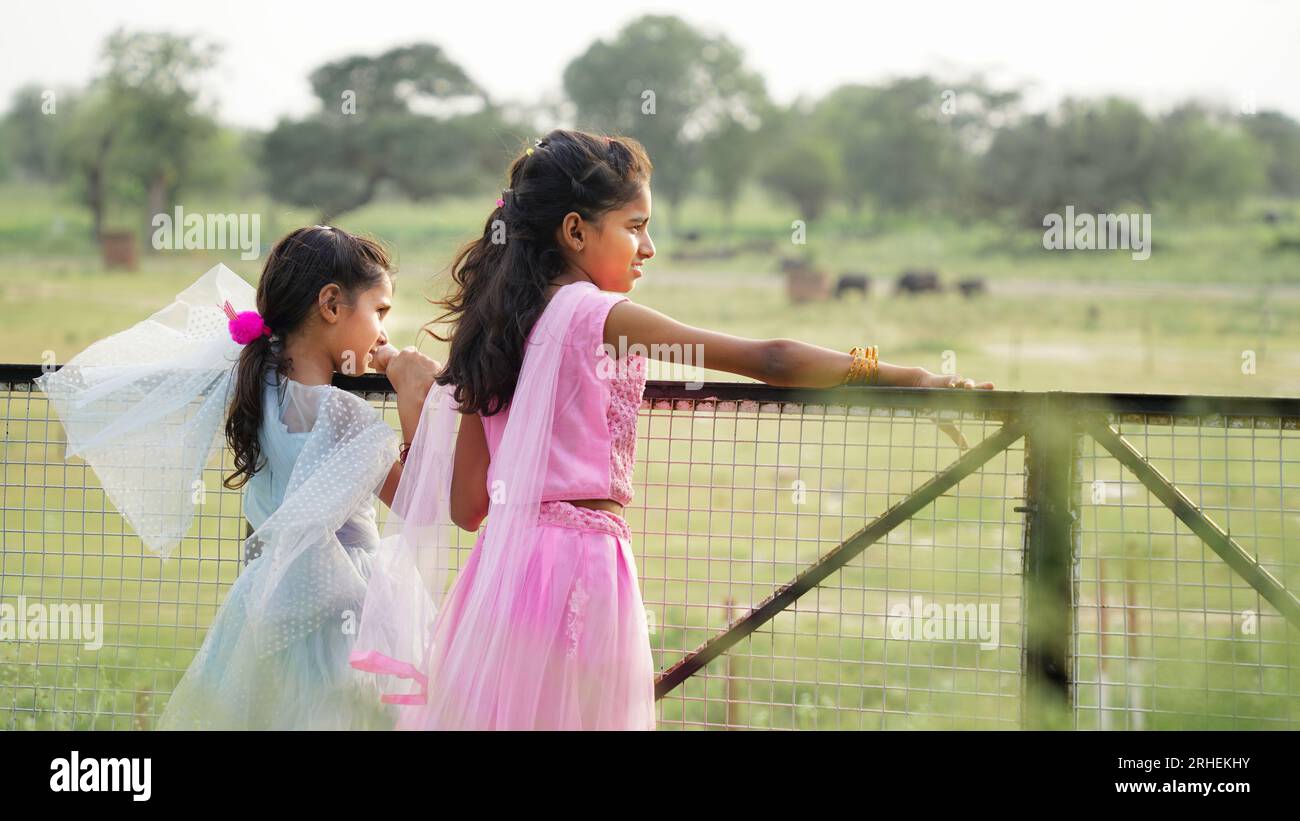 Gruppo di bambini indiani che giocano all'aperto nel parco primaverile. Bambini asiatici che giocano in giardino. Vacanze estive. Foto Stock