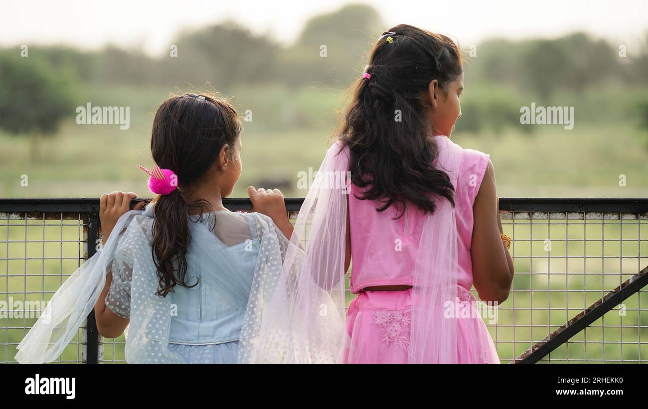 Gruppo di bambini indiani che giocano all'aperto nel parco primaverile. Bambini asiatici che giocano in giardino. Vacanze estive. Foto Stock