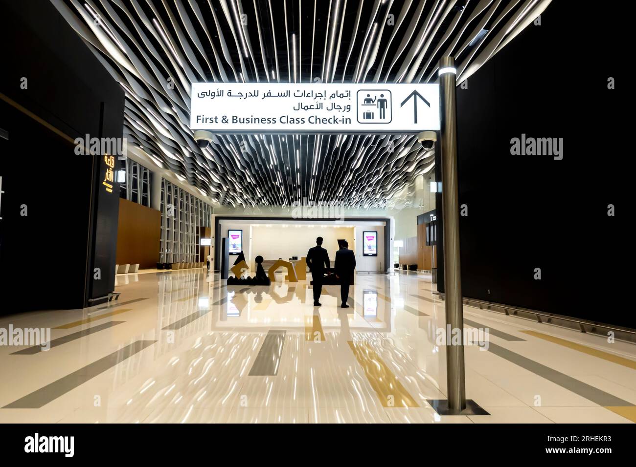 Aeroporto del Bahrain - cartello check-in di prima classe e business class Foto Stock