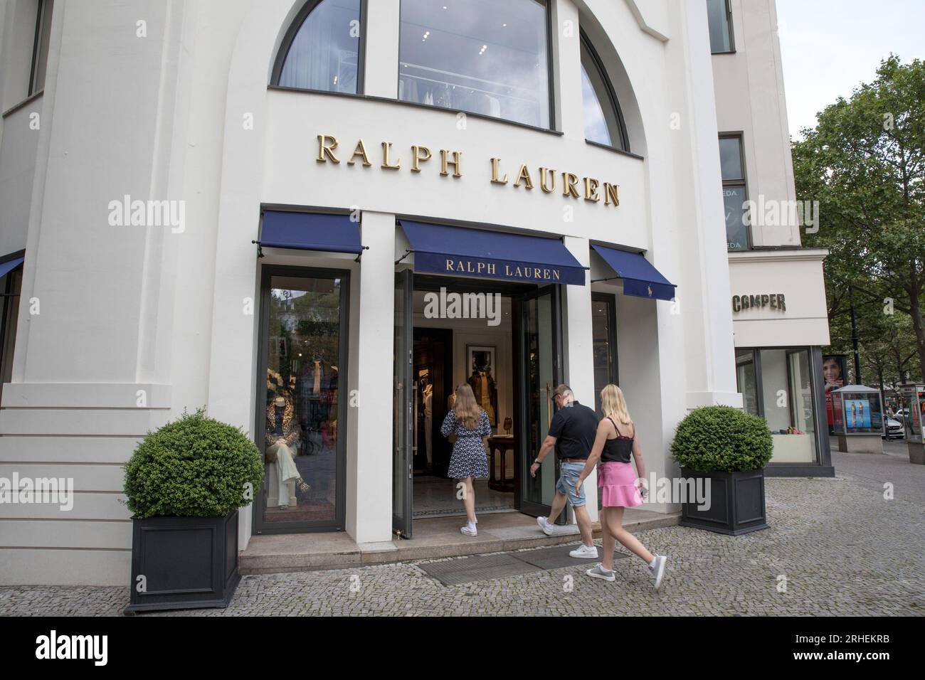 Berlino, Germania. 16 agosto 2023. Vetrina del negozio Ralph Lauren a Berlino, Germania, il 16 agosto 2023. I fili di Ralph Lauren si sono aggrovigliati nelle accuse di lavoro forzato: Gli investigatori canadesi stanno svelando le affermazioni secondo cui la catena di fornitura del marchio potrebbe essere intrecciata con fili di lavoro uiguro forzato nello Xinjiang cinese. (Immagine di credito: © Michael Kuenne/PRESSCOV via ZUMA Press Wire) SOLO USO EDITORIALE! Non per USO commerciale! Foto Stock