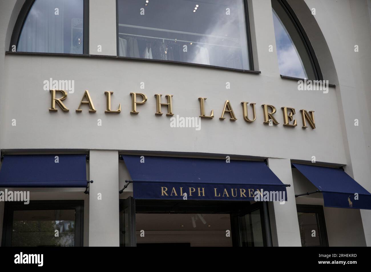 Berlino, Germania. 16 agosto 2023. Vetrina del negozio Ralph Lauren a Berlino, Germania, il 16 agosto 2023. I fili di Ralph Lauren si sono aggrovigliati nelle accuse di lavoro forzato: Gli investigatori canadesi stanno svelando le affermazioni secondo cui la catena di fornitura del marchio potrebbe essere intrecciata con fili di lavoro uiguro forzato nello Xinjiang cinese. (Immagine di credito: © Michael Kuenne/PRESSCOV via ZUMA Press Wire) SOLO USO EDITORIALE! Non per USO commerciale! Foto Stock