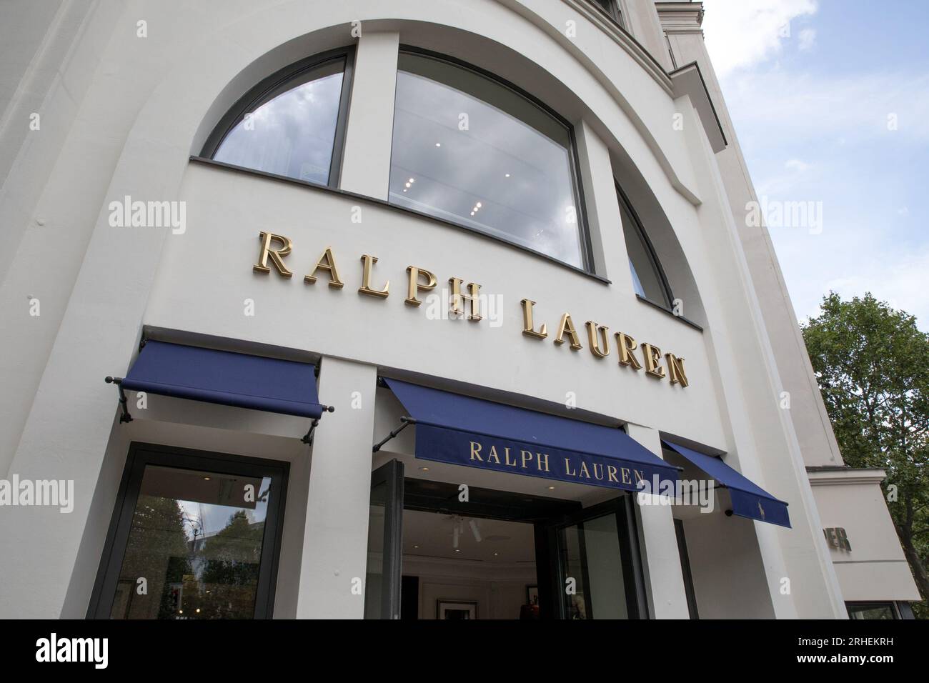 Berlino, Germania. 16 agosto 2023. Vetrina del negozio Ralph Lauren a Berlino, Germania, il 16 agosto 2023. I fili di Ralph Lauren si sono aggrovigliati nelle accuse di lavoro forzato: Gli investigatori canadesi stanno svelando le affermazioni secondo cui la catena di fornitura del marchio potrebbe essere intrecciata con fili di lavoro uiguro forzato nello Xinjiang cinese. (Immagine di credito: © Michael Kuenne/PRESSCOV via ZUMA Press Wire) SOLO USO EDITORIALE! Non per USO commerciale! Foto Stock