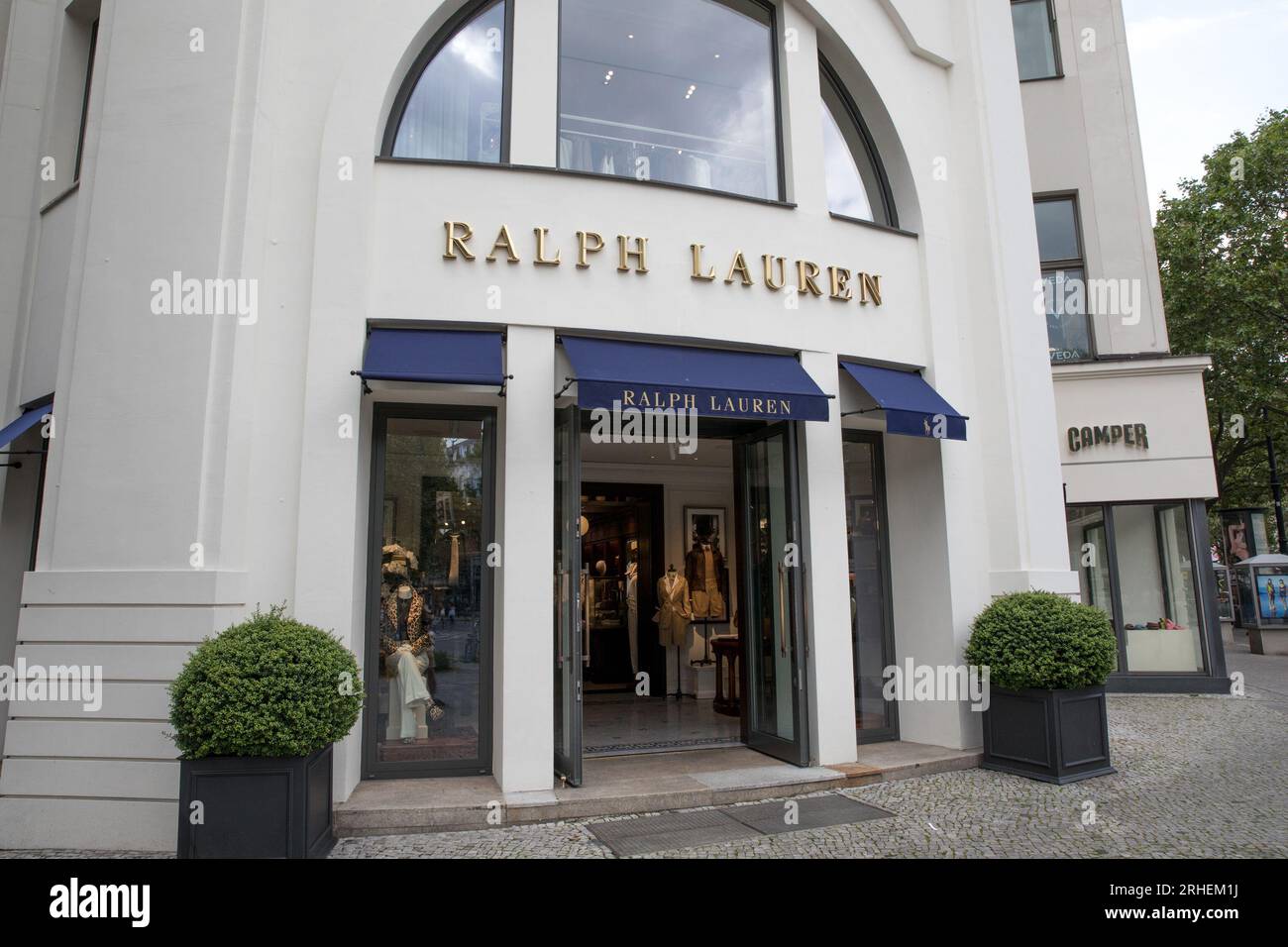 Berlino, Germania. 16 agosto 2023. Vetrina del negozio Ralph Lauren a Berlino, Germania, il 16 agosto 2023. I fili di Ralph Lauren si sono aggrovigliati nelle accuse di lavoro forzato: Gli investigatori canadesi stanno svelando le affermazioni secondo cui la catena di fornitura del marchio potrebbe essere intrecciata con fili di lavoro uiguro forzato nello Xinjiang cinese. (Immagine di credito: © Michael Kuenne/PRESSCOV via ZUMA Press Wire) SOLO USO EDITORIALE! Non per USO commerciale! Foto Stock