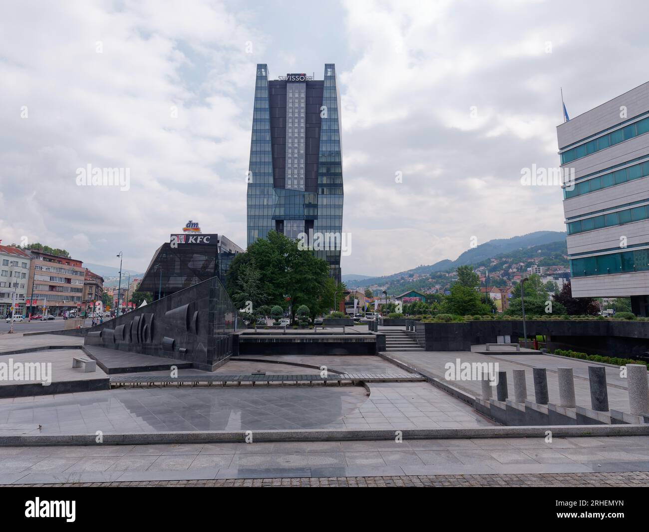 Alto e moderno edificio Swissotel nella parte nuova della città di Sarajevo, Bosnia ed Erzegovina, 16 agosto 2023. Foto Stock
