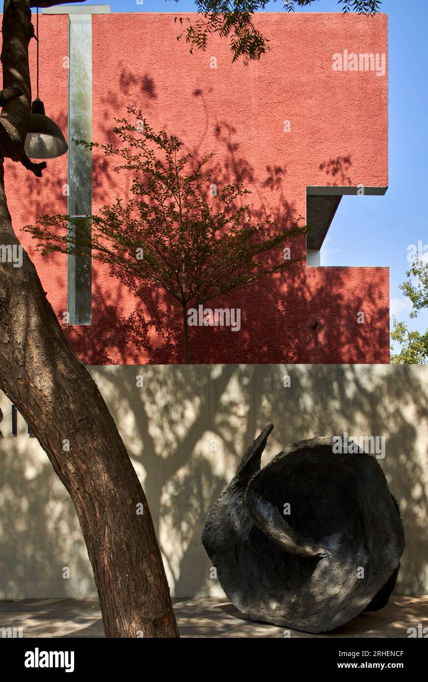 Ingresso di mattina presto. 079 Stories Centre for Arts, Ahmedabad, India. Architetto: Studio Sangath , 2019. Foto Stock