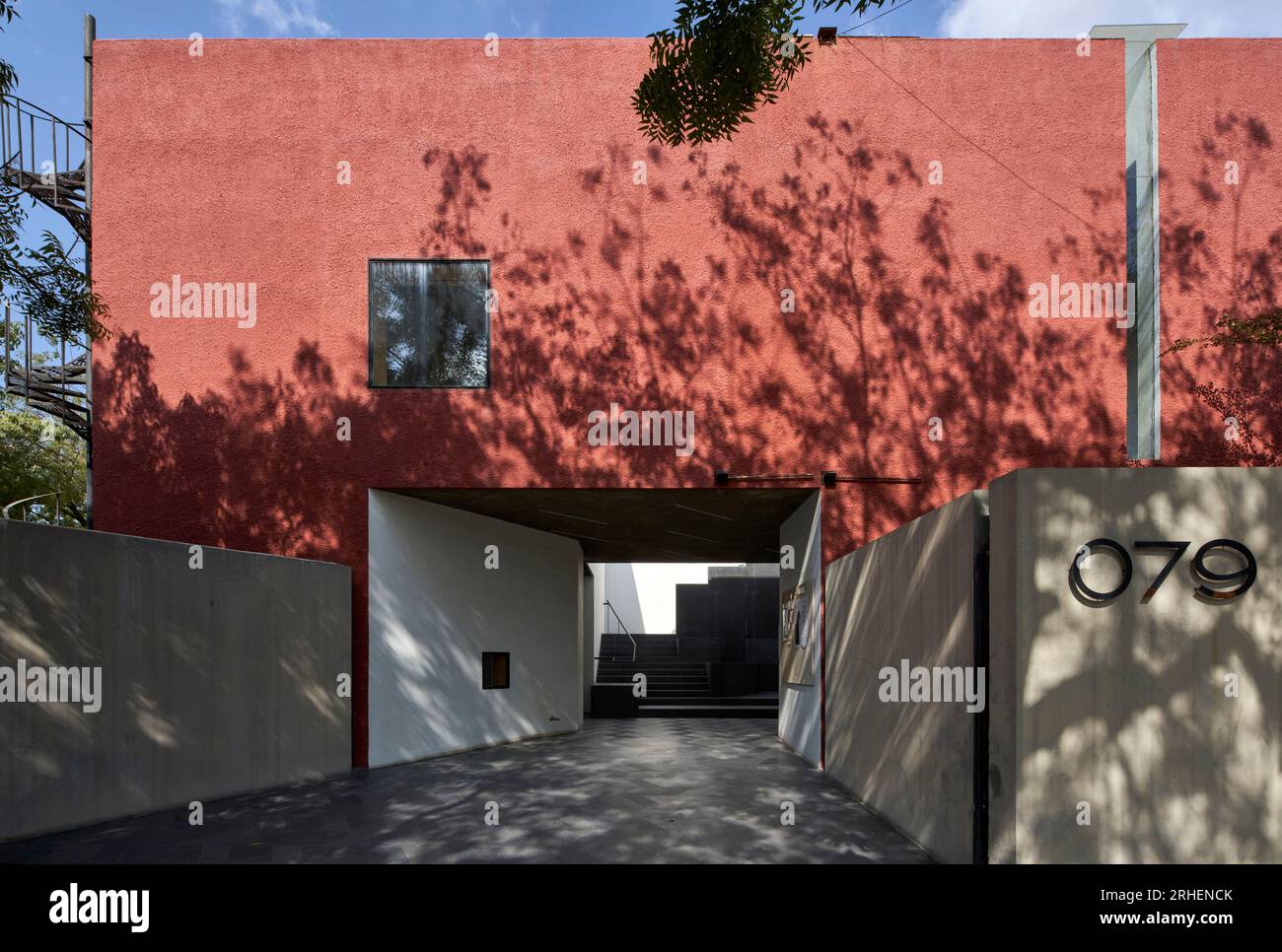 Ingresso di mattina presto. 079 Stories Centre for Arts, Ahmedabad, India. Architetto: Studio Sangath , 2019. Foto Stock