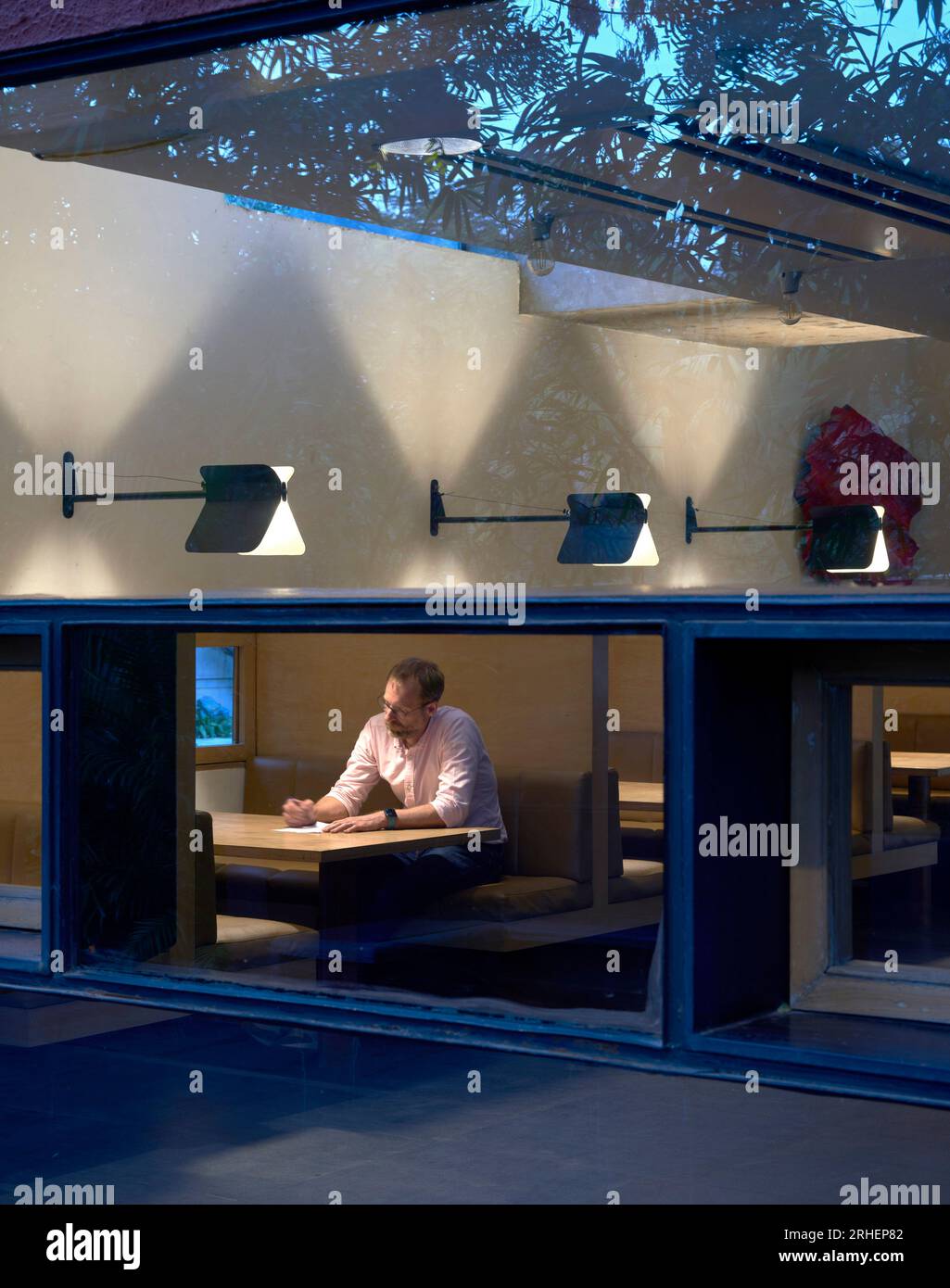 Area caffè al piano terra. 079 Stories Centre for Arts, Ahmedabad, India. Architetto: Studio Sangath , 2019. Foto Stock