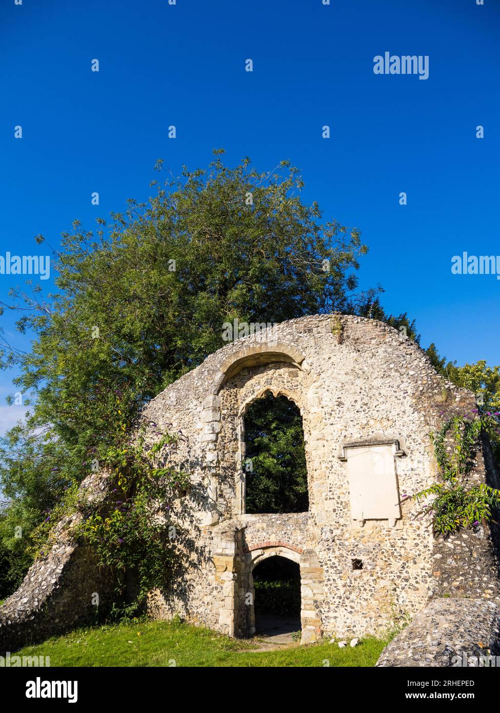 Ruined Chapel, at the Holy Ghost Cemetery, Basingstoke, Hampshire, Inghilterra, Regno Unito, GB. Foto Stock