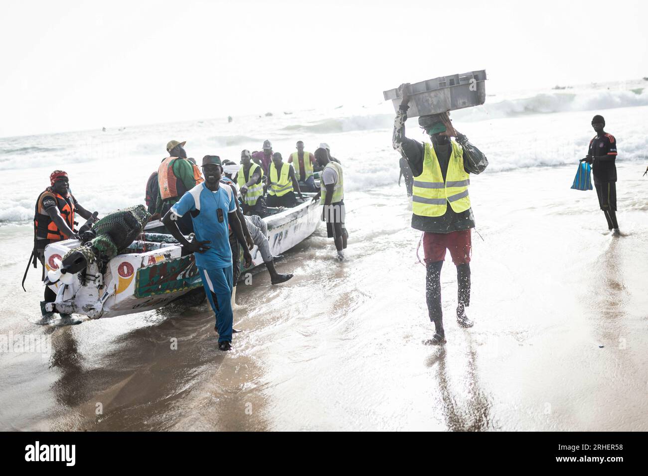 Nouakchott, Mauretanien. 14 agosto 2023. Controllo della pesca durante una visita al piccolo porto di pesca di Nouakchott, 14/08/2023. Copyright: Leon Kuegeler/photothek.deW credito: dpa/Alamy Live News Foto Stock