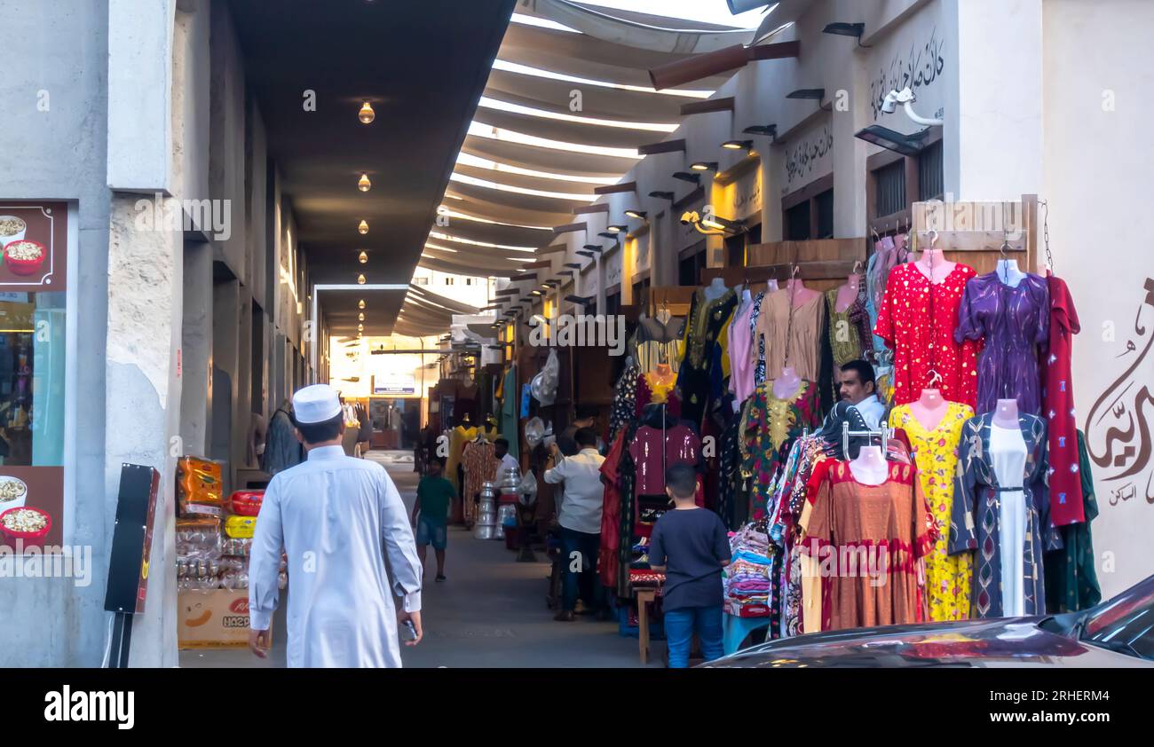 Muharraq Bahrain Travel - abiti colorati venduti nel suk di Muharaq Foto Stock