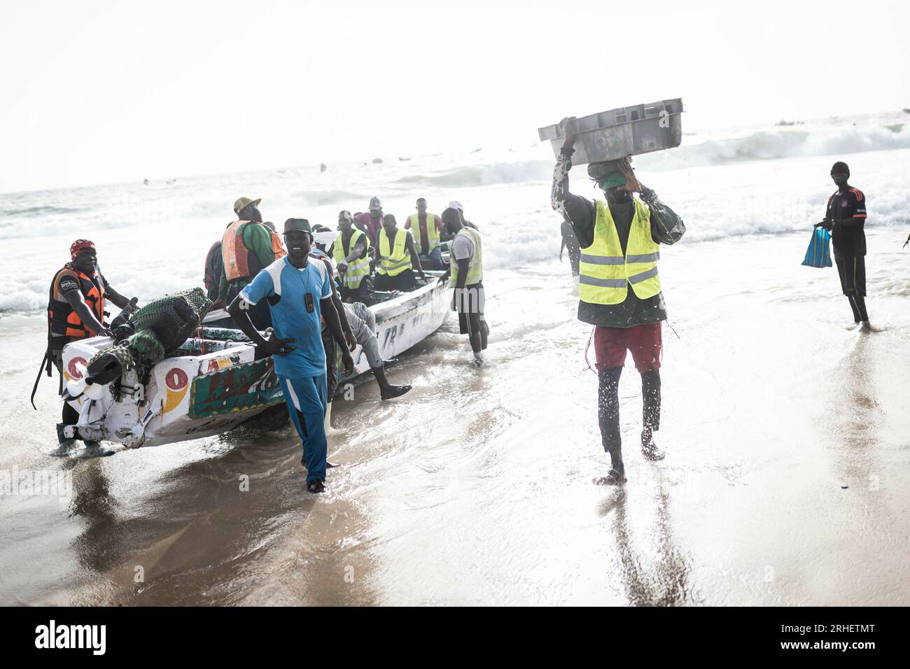 Nouakchott, Mauretanien. 14 agosto 2023. Controllo della pesca durante una visita al piccolo porto di pesca di Nouakchott, 14/08/2023. Copyright: Leon Kuegeler/photothek.deW credito: dpa/Alamy Live News Foto Stock